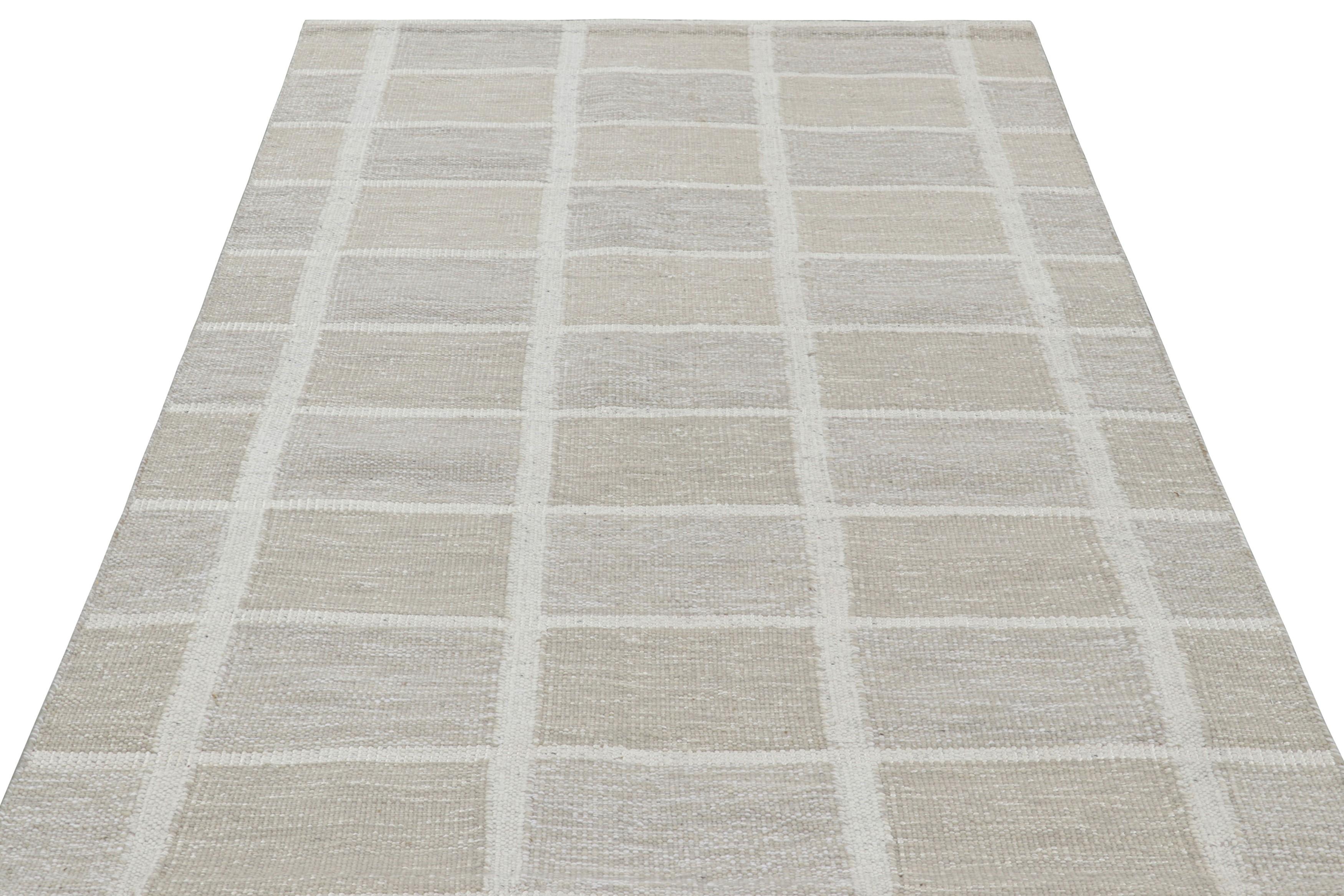 Indien Rug & Kilim's Scandinavian Style Rug in Taupe and Beige with Geometric Pattern (tapis de style scandinave à motifs géométriques) en vente