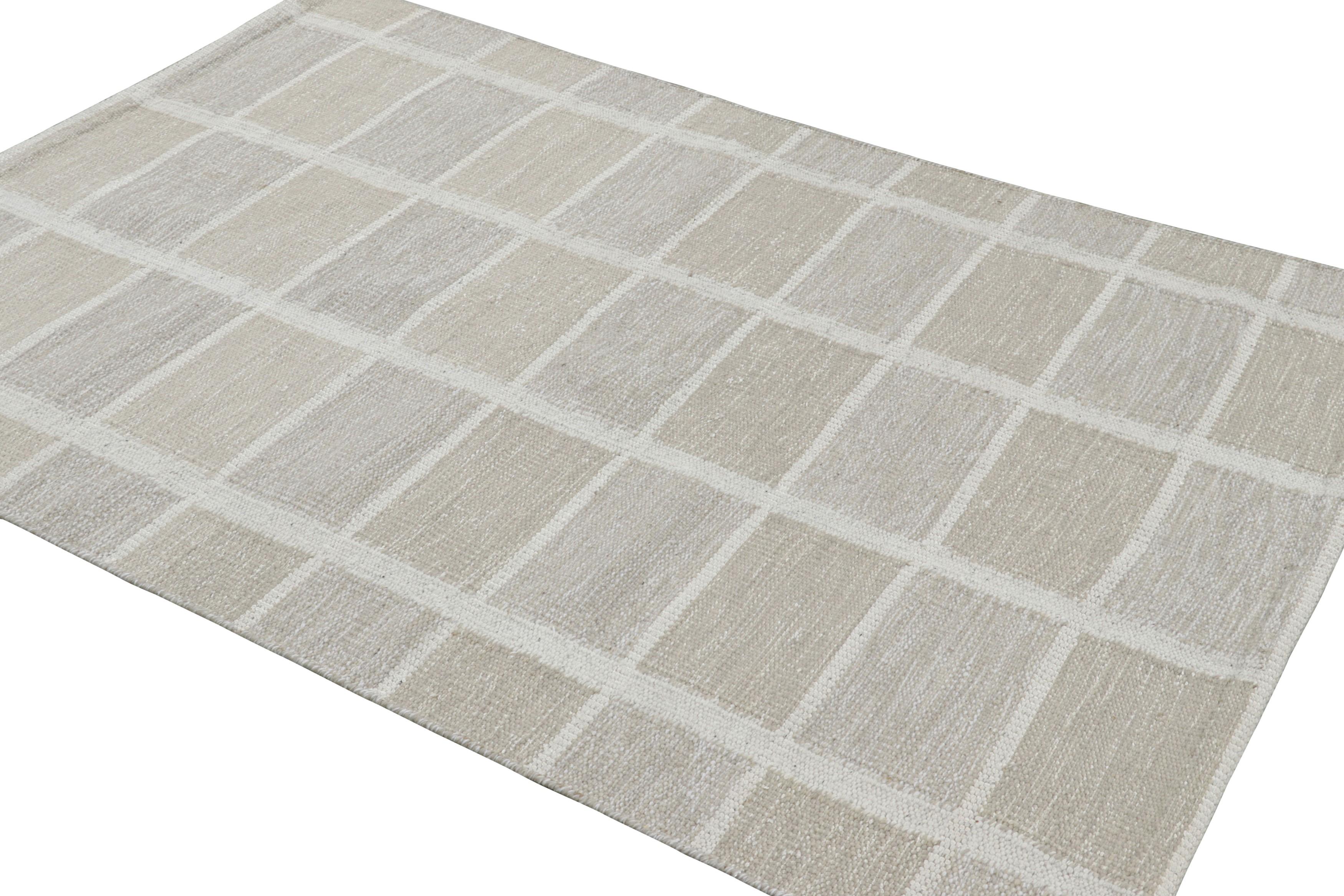 Tessuto a mano Rug & Kilim è un tappeto in stile scandinavo di colore grigio e beige con motivo geometrico in vendita