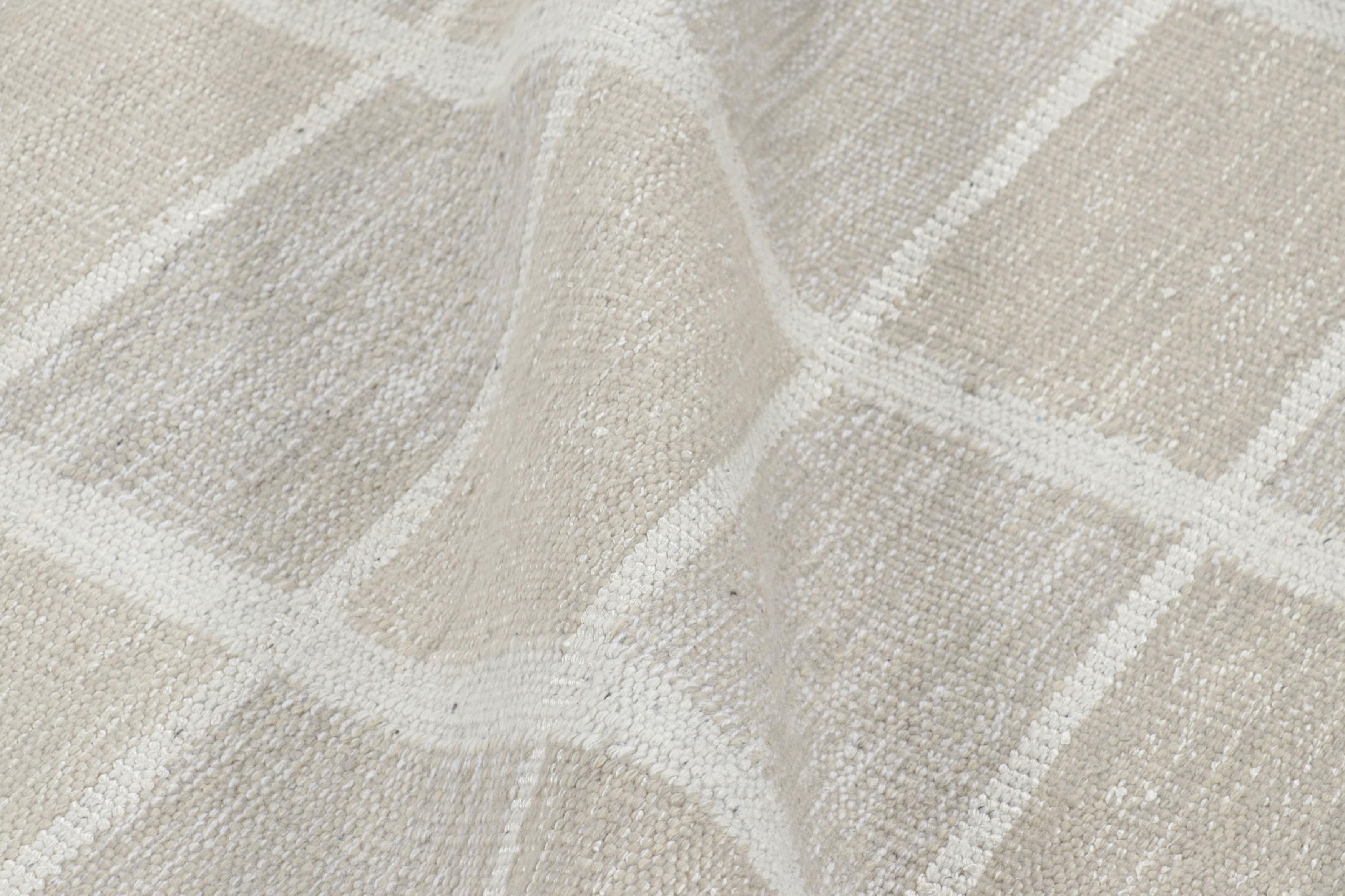 Rug & Kilim's Scandinavian Style Rug in Taupe and Beige with Geometric Pattern (tapis de style scandinave à motifs géométriques) Neuf - En vente à Long Island City, NY