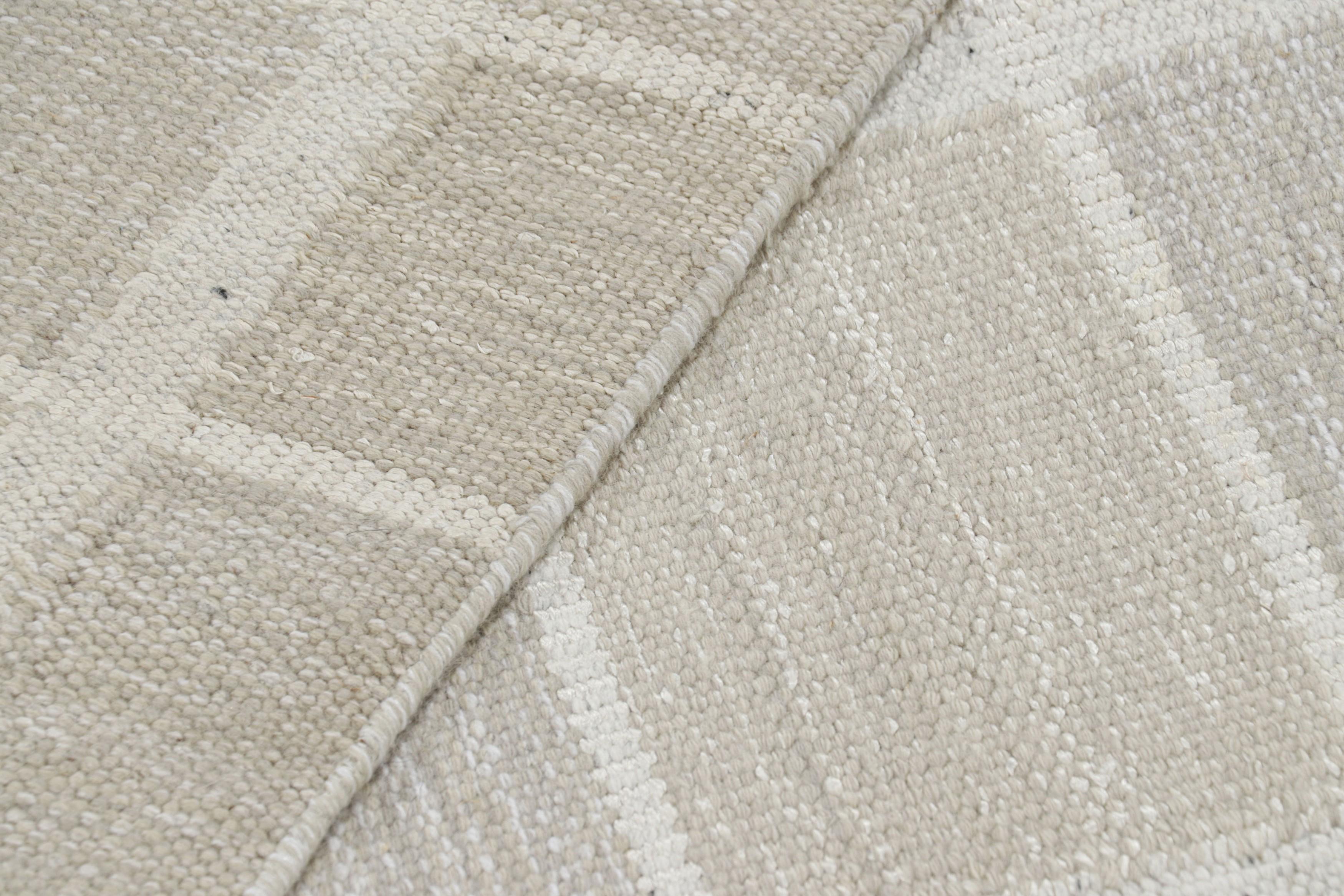 XXIe siècle et contemporain Rug & Kilim's Scandinavian Style Rug in Taupe and Beige with Geometric Pattern (tapis de style scandinave à motifs géométriques) en vente