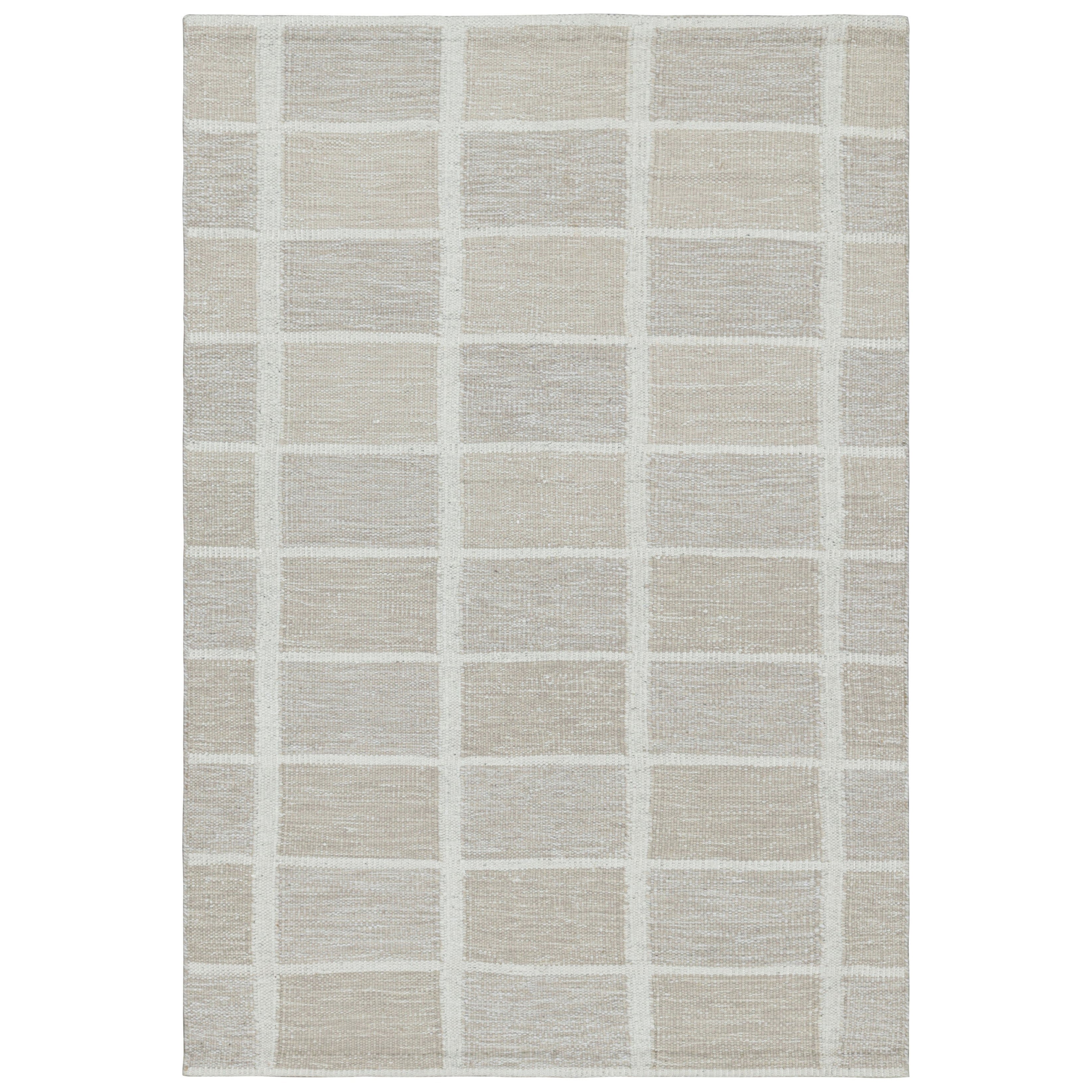 Rug
Kilim è un tappeto in stile scandinavo di colore grigio e beige con motivo geometrico