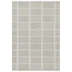 Rug
Kilim è un tappeto in stile scandinavo di colore grigio e beige con motivo geometrico