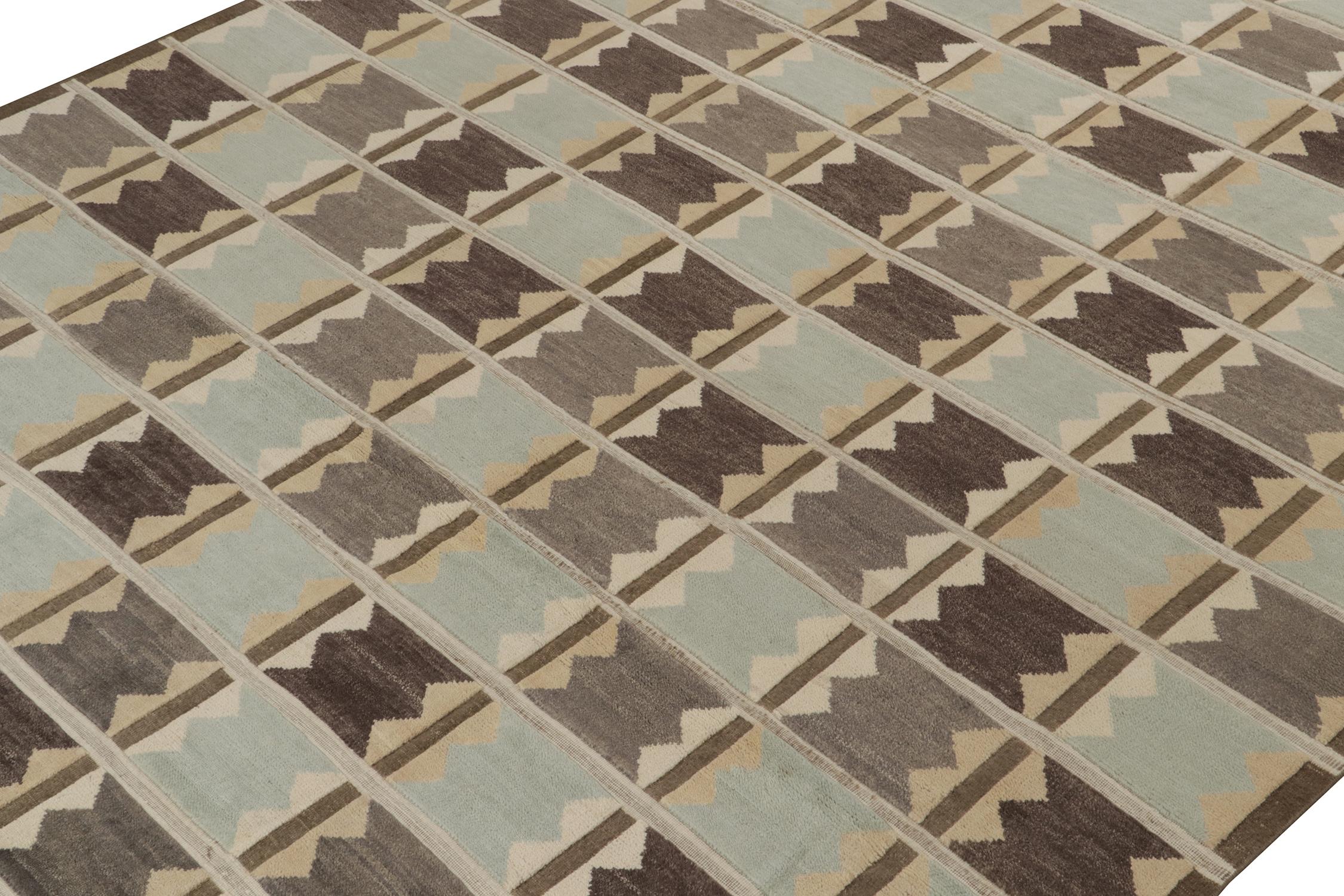 Rug & Kilim's Teppich im skandinavischen Stil in Taupe und Blau mit geometrischen Mustern (Indisch) im Angebot