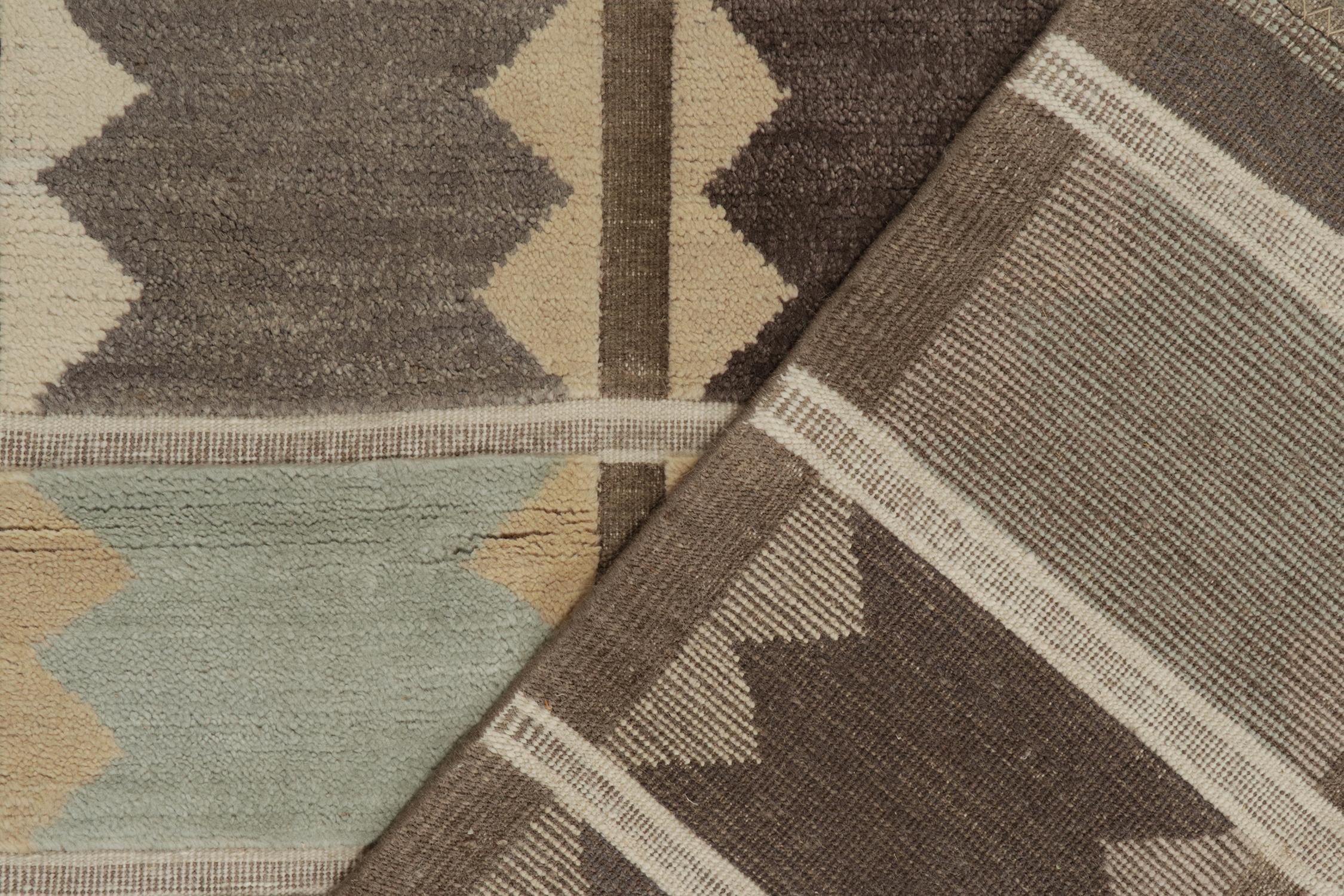 Rug & Kilim's Teppich im skandinavischen Stil in Taupe und Blau mit geometrischen Mustern (21. Jahrhundert und zeitgenössisch) im Angebot