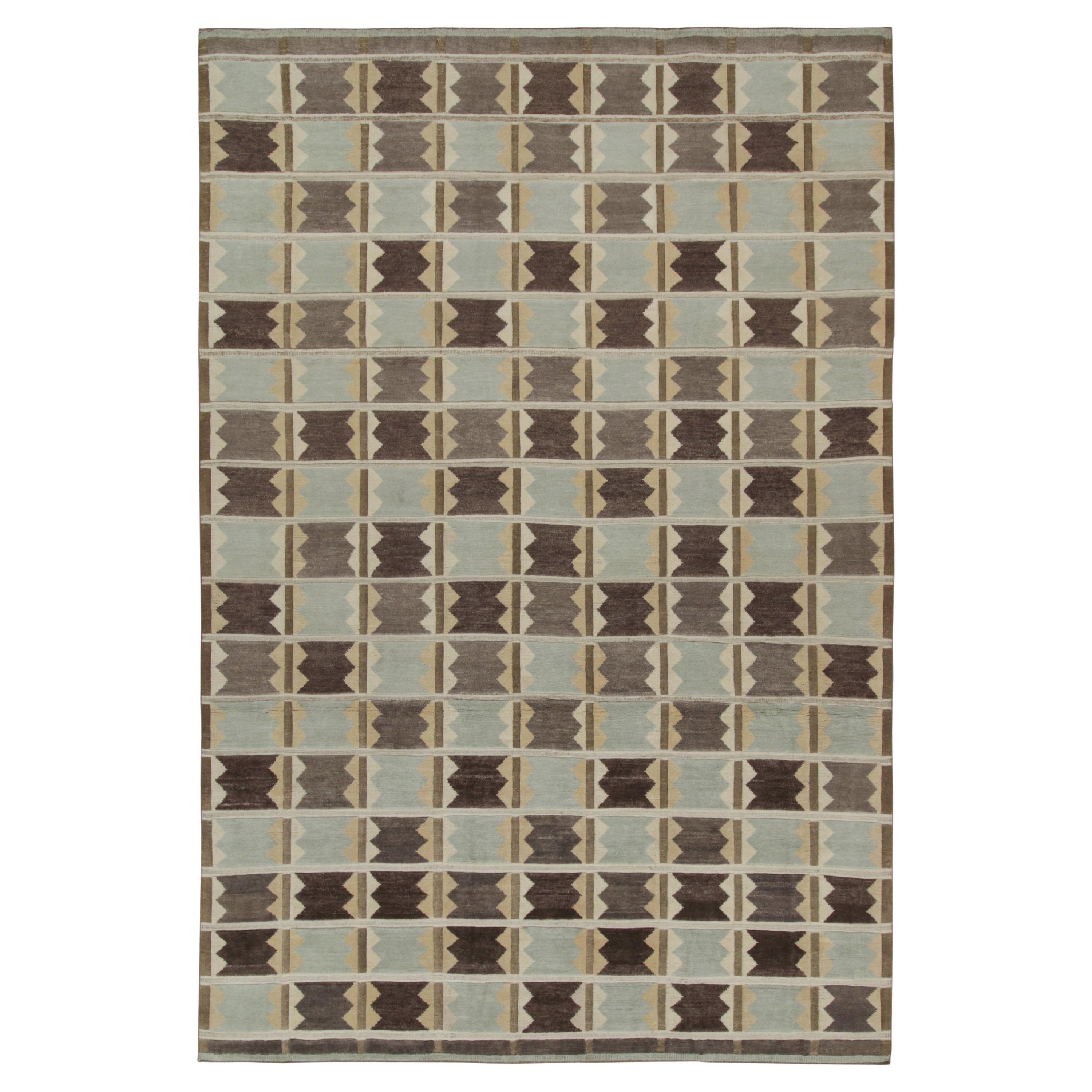 Rug & Kilim's Teppich im skandinavischen Stil in Taupe und Blau mit geometrischen Mustern im Angebot
