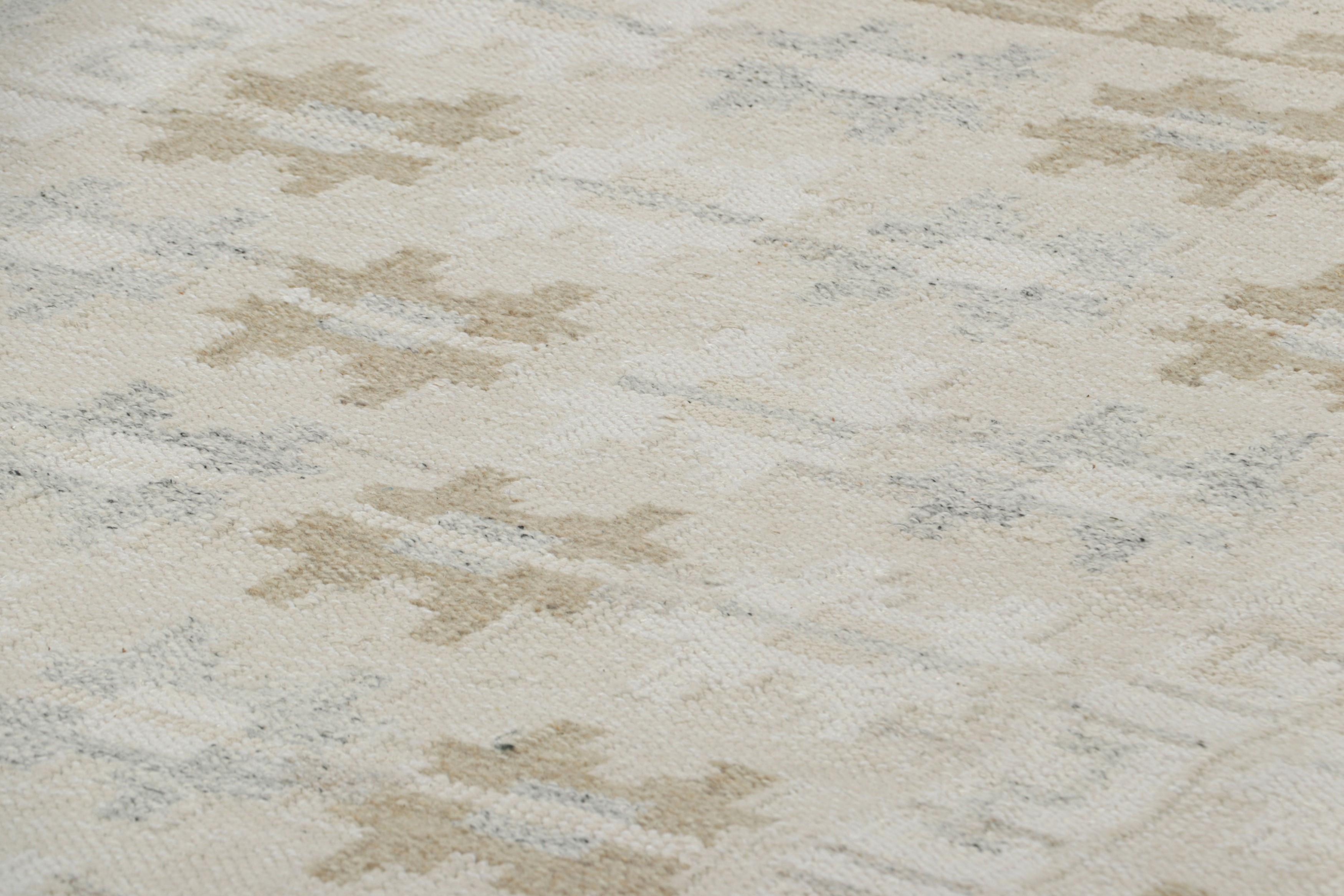 Questo tappeto 5x7 è una nuova aggiunta alle trame piatte della premiata collezione di tappeti scandinavi di Rug & Kilim. Realizzato con lana tessuta a mano, il suo design si ispira ai disegni tessili minimalisti svedesi di metà secolo delle