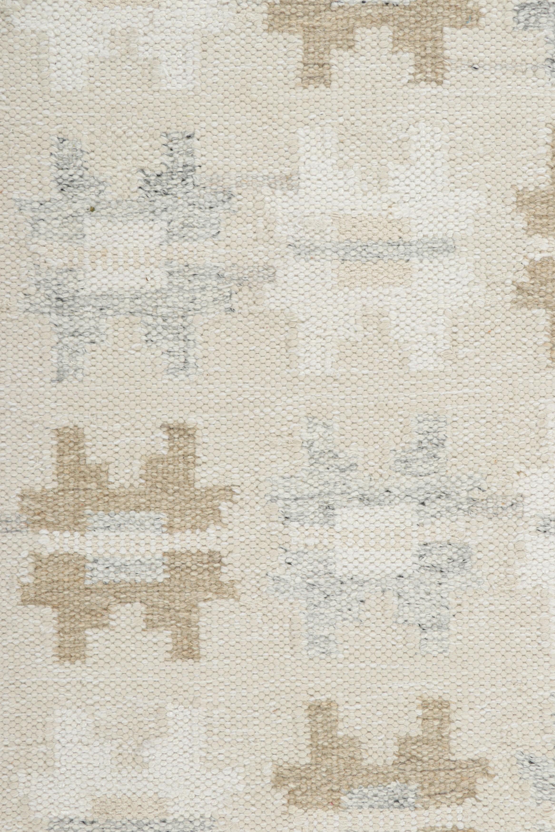 Moderno Rug & Kilim è un tappeto in stile scandinavo nei colori grigio e crema con motivi geometrici in vendita