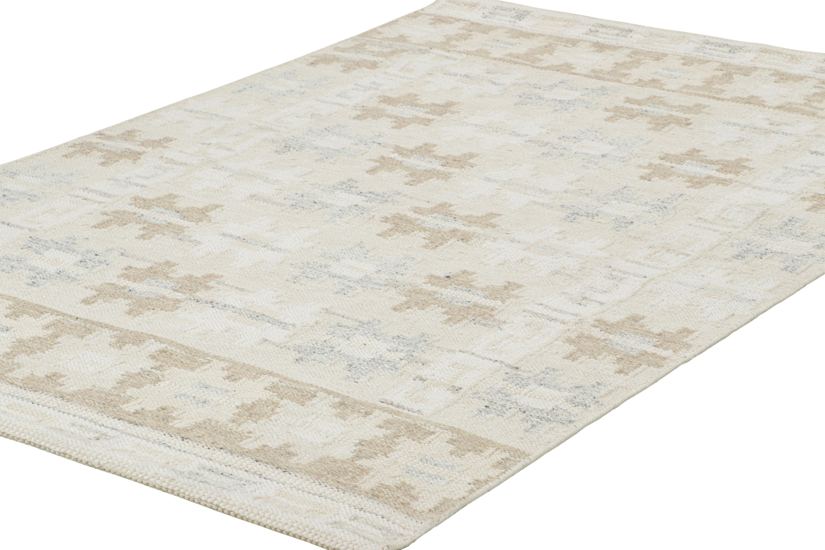 Indiano Rug & Kilim è un tappeto in stile scandinavo nei colori grigio e crema con motivi geometrici in vendita