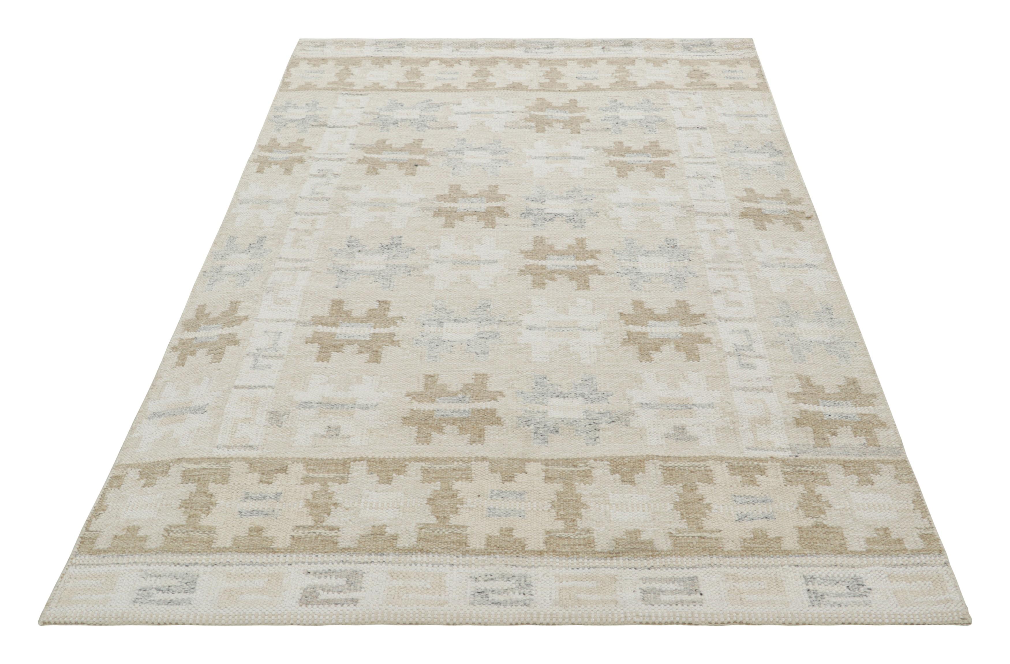 Tessuto a mano Rug & Kilim è un tappeto in stile scandinavo nei colori grigio e crema con motivi geometrici in vendita
