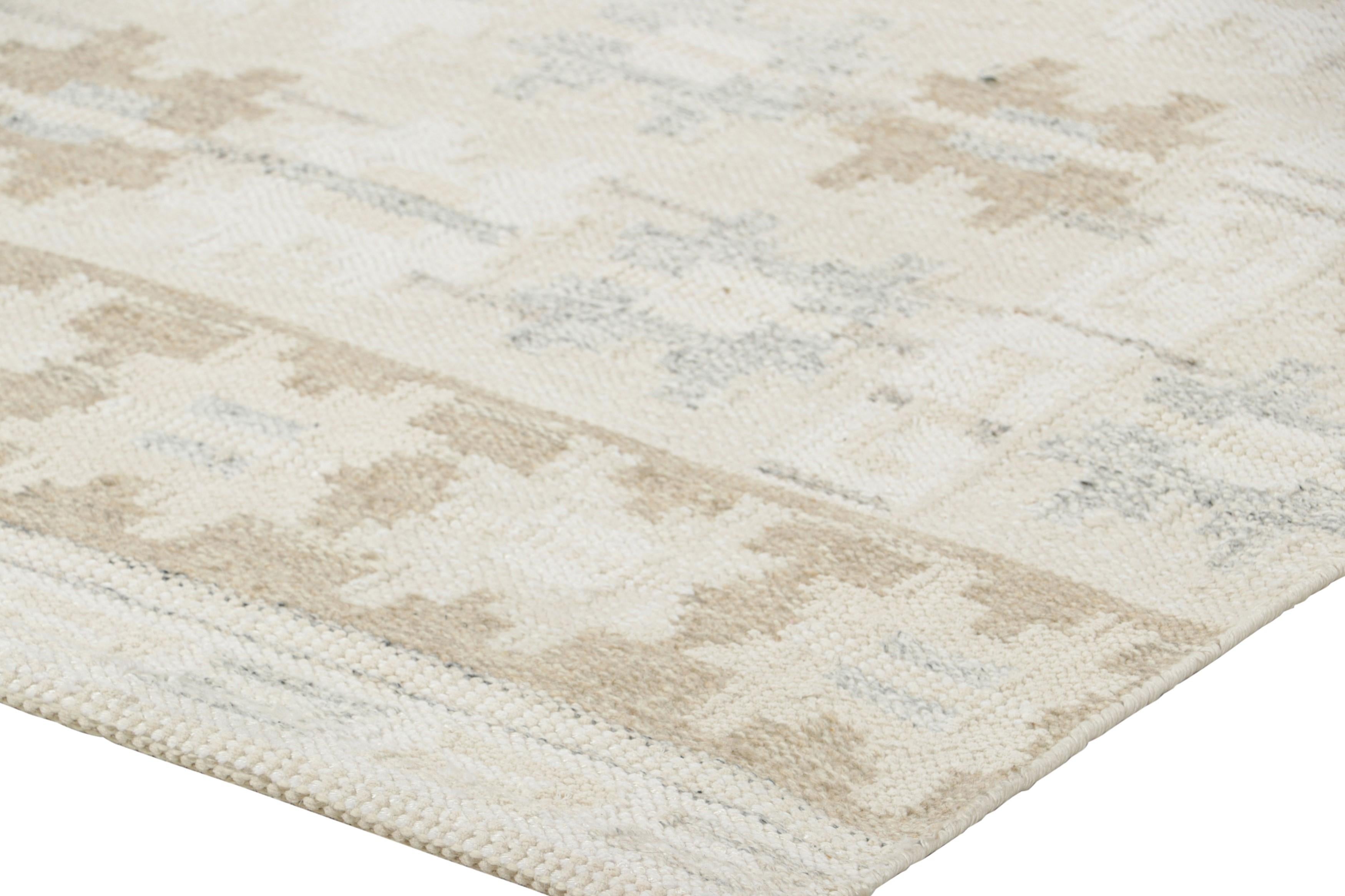 Rug & Kilim è un tappeto in stile scandinavo nei colori grigio e crema con motivi geometrici In condizioni Nuovo in vendita a Long Island City, NY