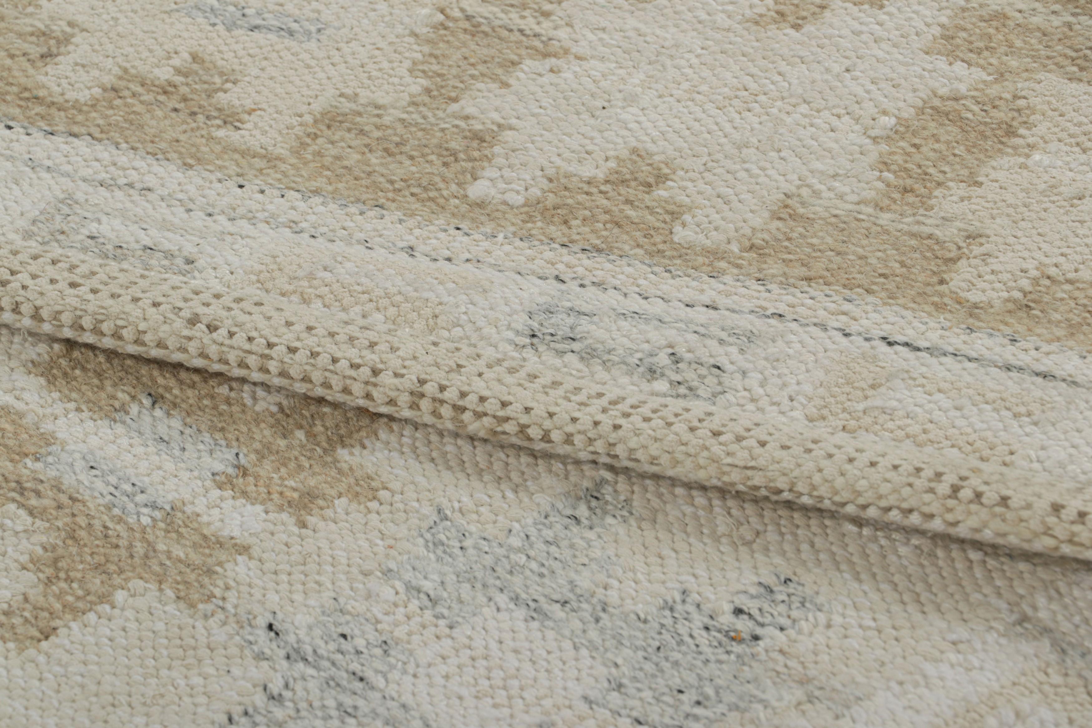 XXI secolo e contemporaneo Rug & Kilim è un tappeto in stile scandinavo nei colori grigio e crema con motivi geometrici in vendita