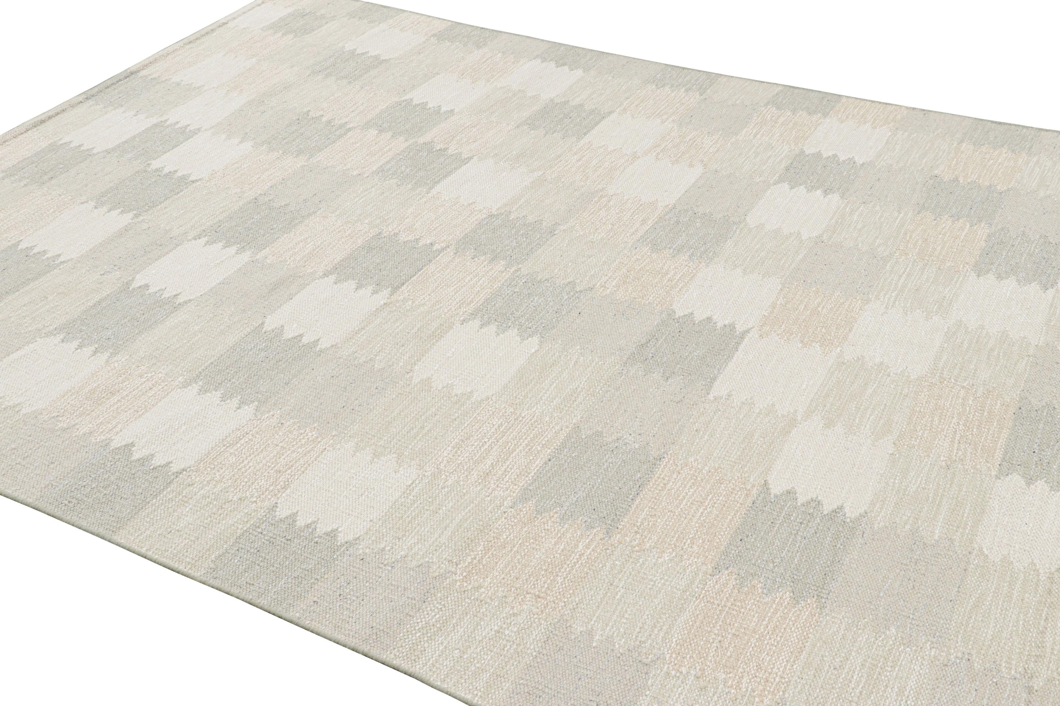 Tessuto a mano Rug & Kilim è un tappeto in stile scandinavo di colore grigio e bianco con motivi geometrici. in vendita