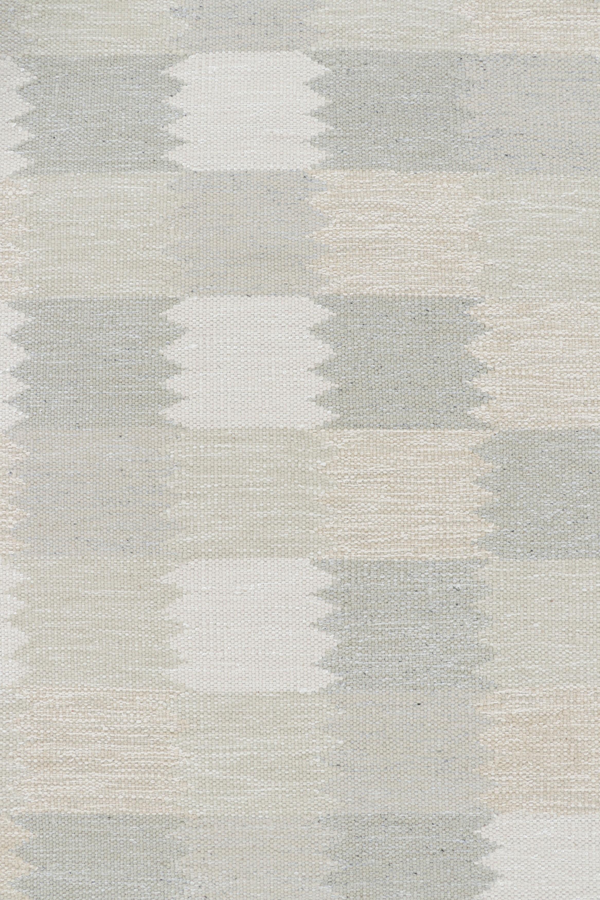 Tapis de style scandinave à motif géométrique en taupe et blanc de Rug & Kilim Neuf - En vente à Long Island City, NY