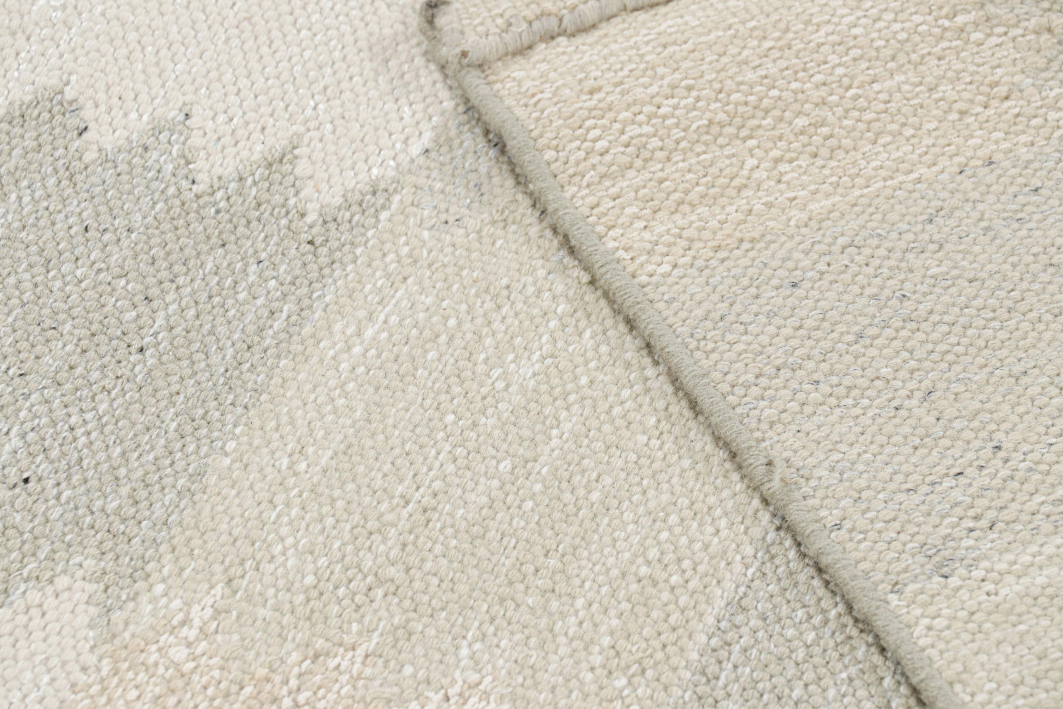 XXIe siècle et contemporain Tapis de style scandinave à motif géométrique en taupe et blanc de Rug & Kilim en vente