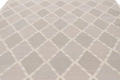 Rug & Kilim's Teppich im skandinavischen Stil in Taupe mit Rautenmustern