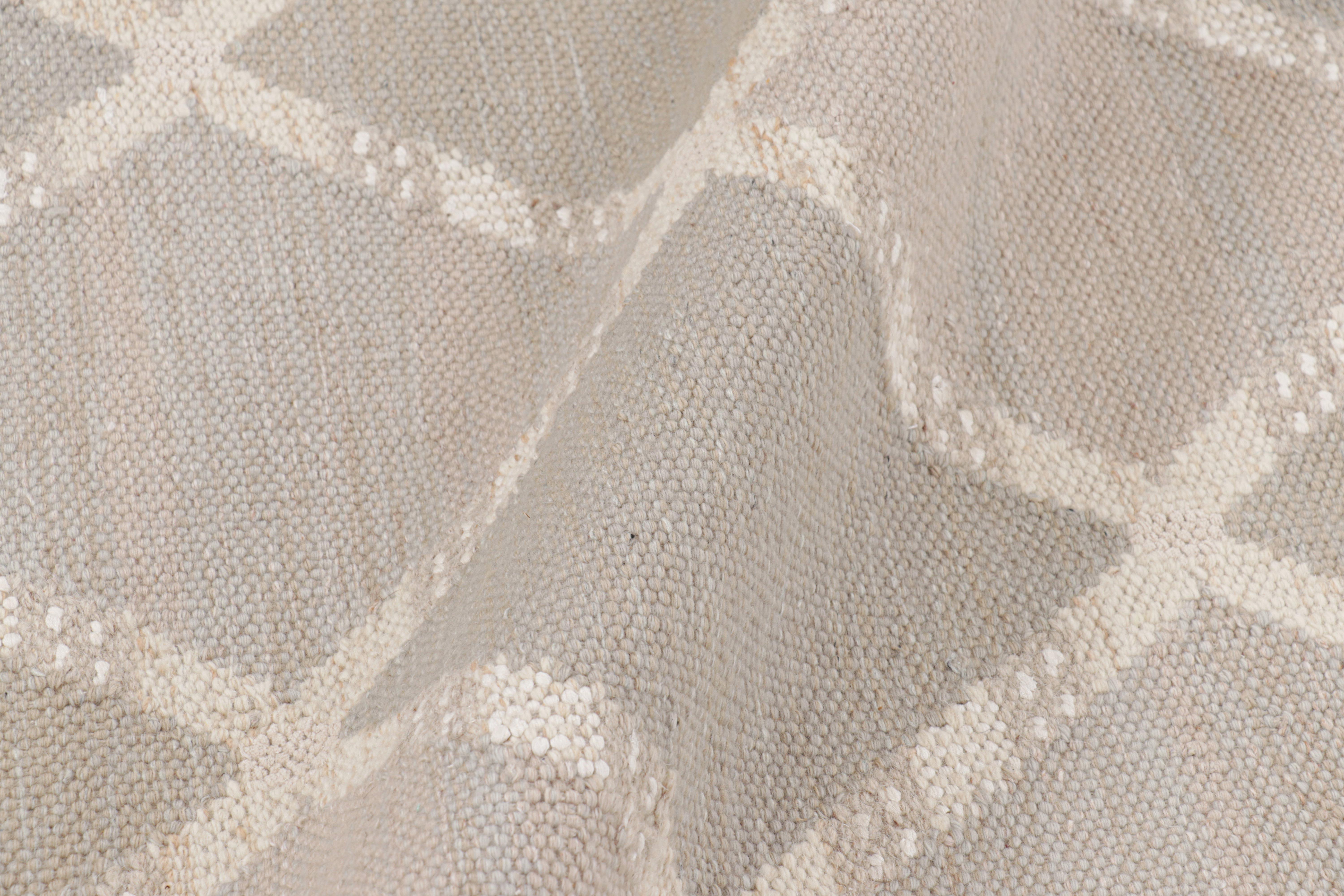 Moderno Rug & Kilim è un tappeto in stile scandinavo di colore taupe con motivi a diamante in vendita