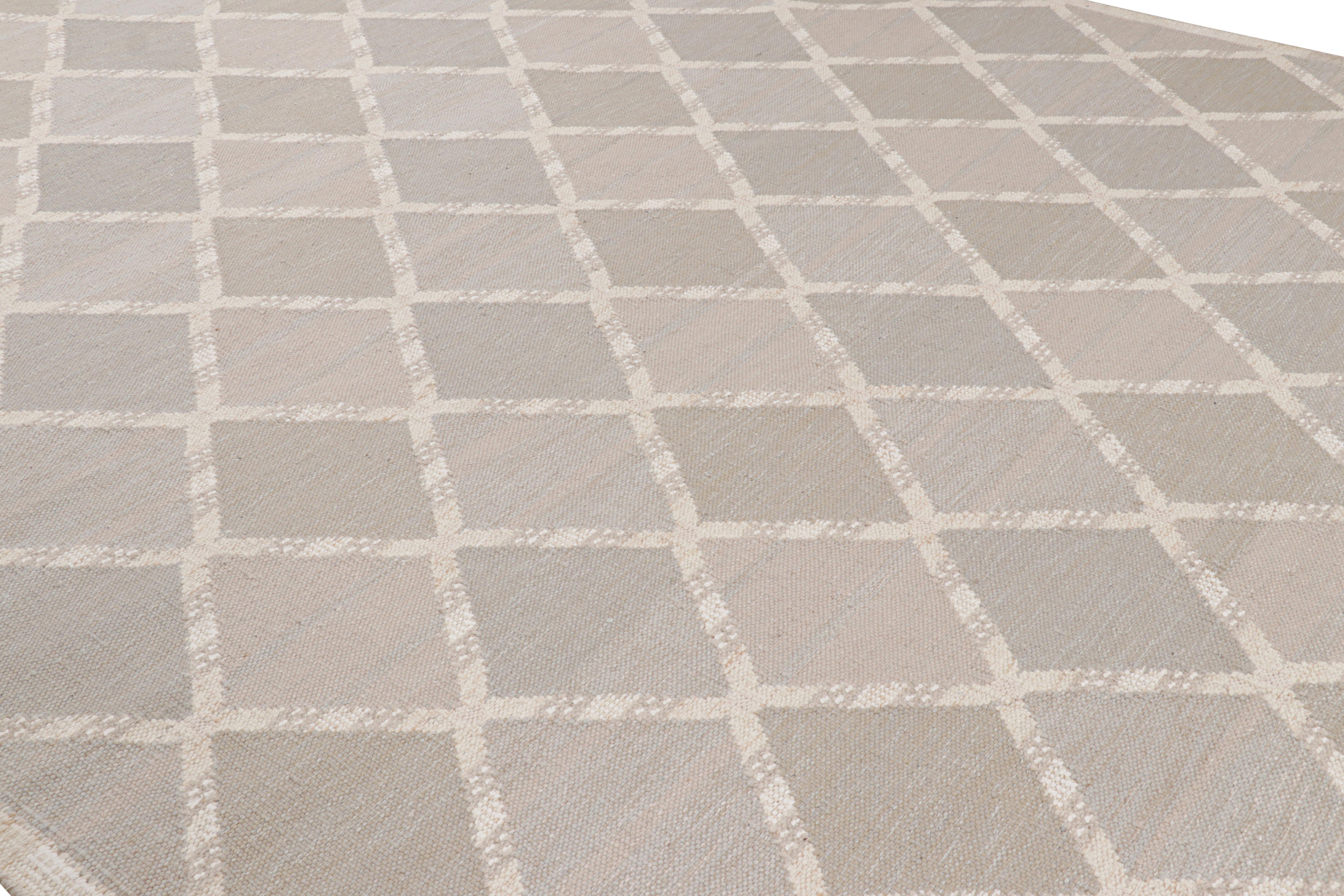 Indiano Rug & Kilim è un tappeto in stile scandinavo di colore taupe con motivi a diamante in vendita