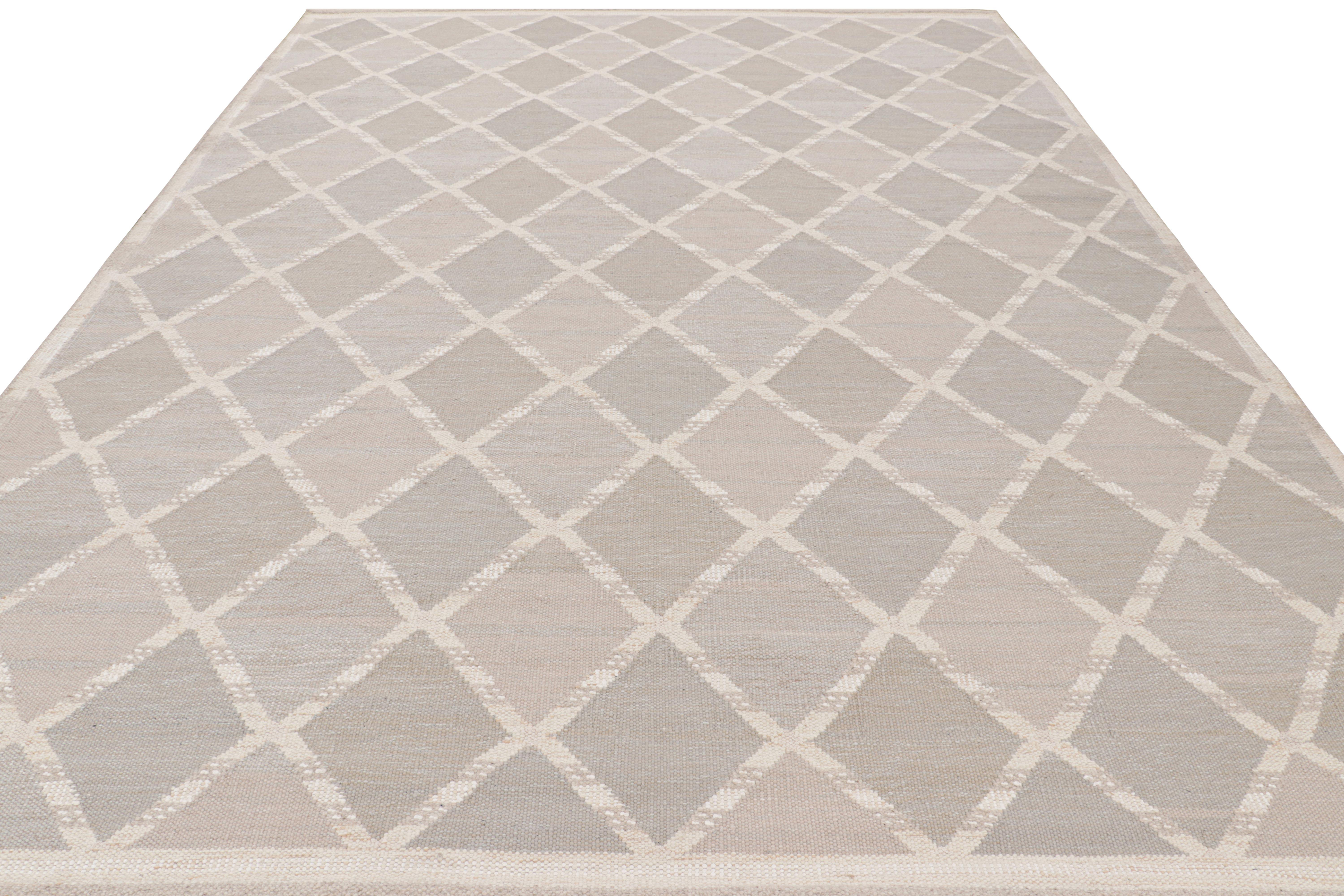 Tessuto a mano Rug & Kilim è un tappeto in stile scandinavo di colore taupe con motivi a diamante in vendita