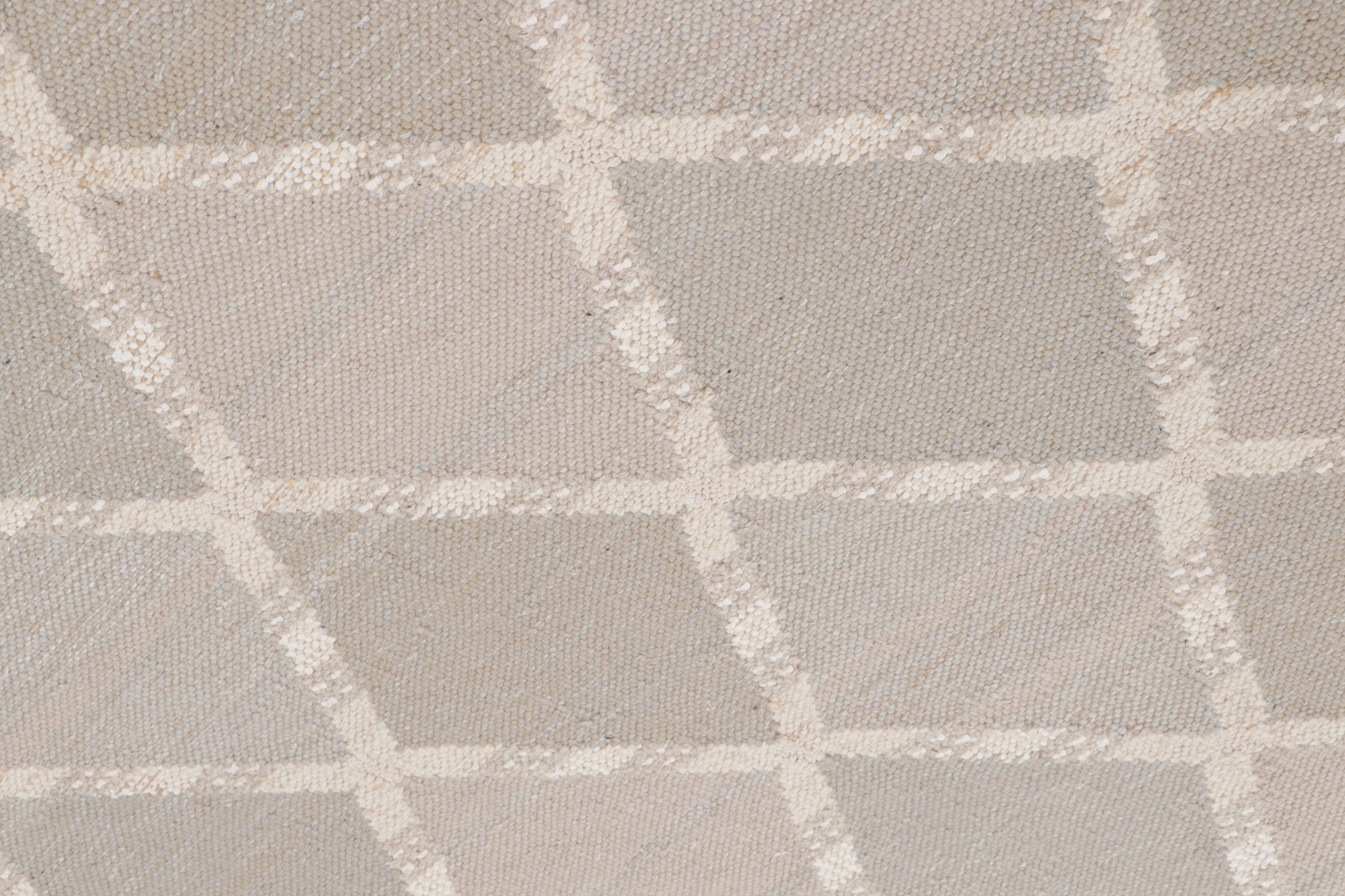 Rug & Kilim è un tappeto in stile scandinavo di colore taupe con motivi a diamante In condizioni Nuovo in vendita a Long Island City, NY