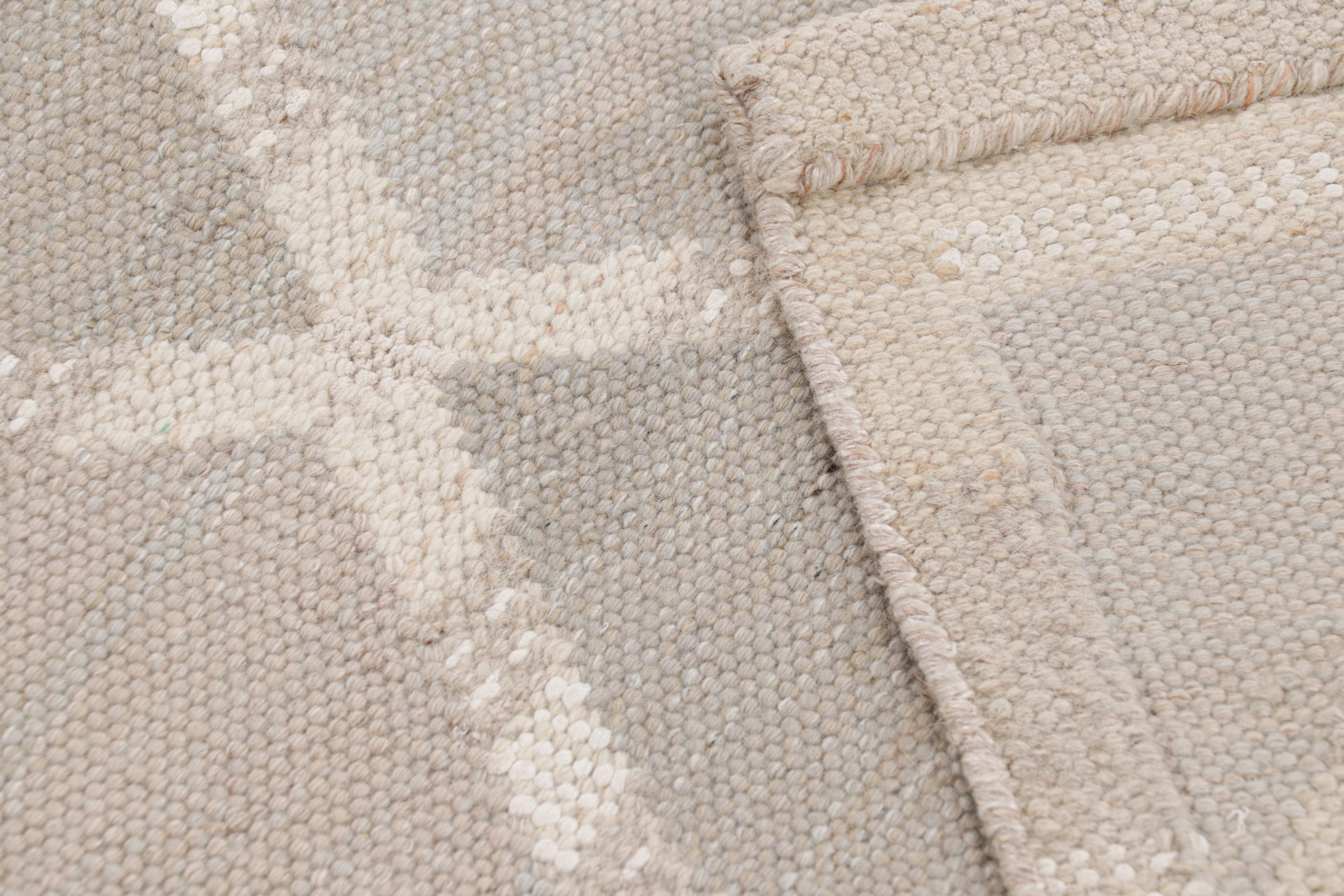 XXI secolo e contemporaneo Rug & Kilim è un tappeto in stile scandinavo di colore taupe con motivi a diamante in vendita