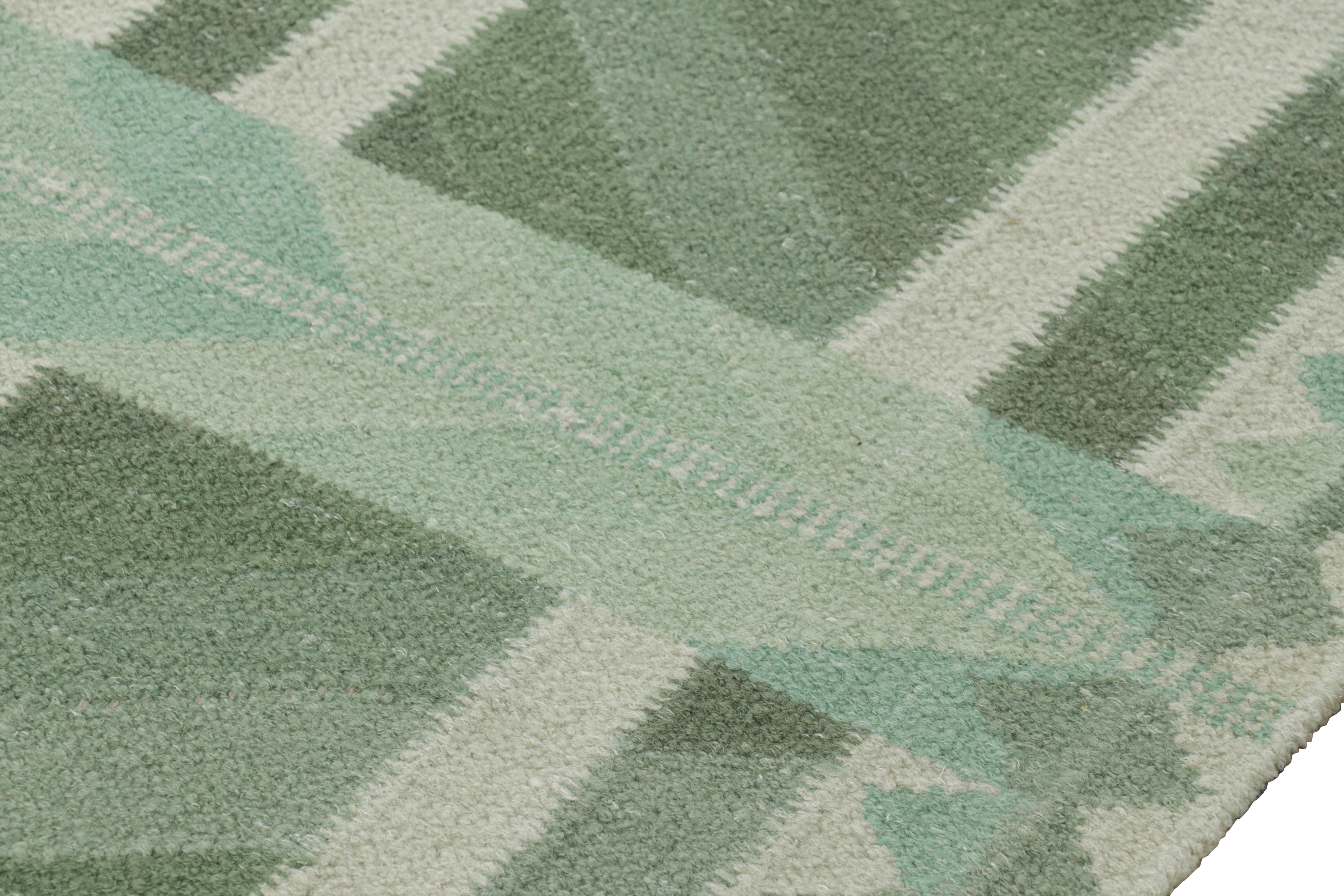 Rug & Kilim's Teppich im skandinavischen Stil in blaugrün und grün mit geometrischen Mustern im Zustand „Neu“ im Angebot in Long Island City, NY