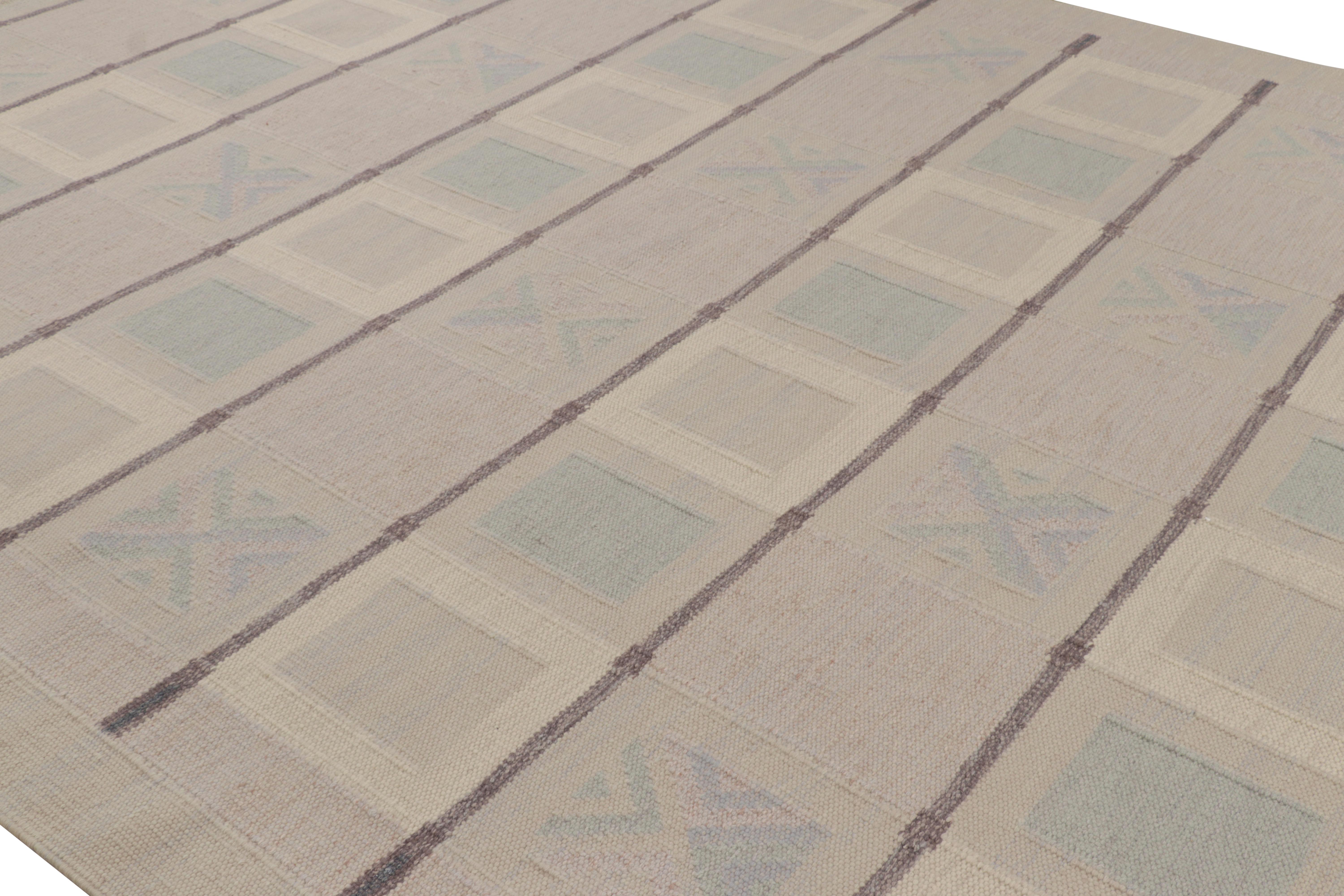 Este kilim escandinavo de 10x14, tejido a mano en lana, de nuestra célebre textura de tejido plano de la colección titular y premiada, goza de la delicadeza de la estética sueca con un hábil dibujo geométrico. 

Sobre el diseño: 

Los admiradores de