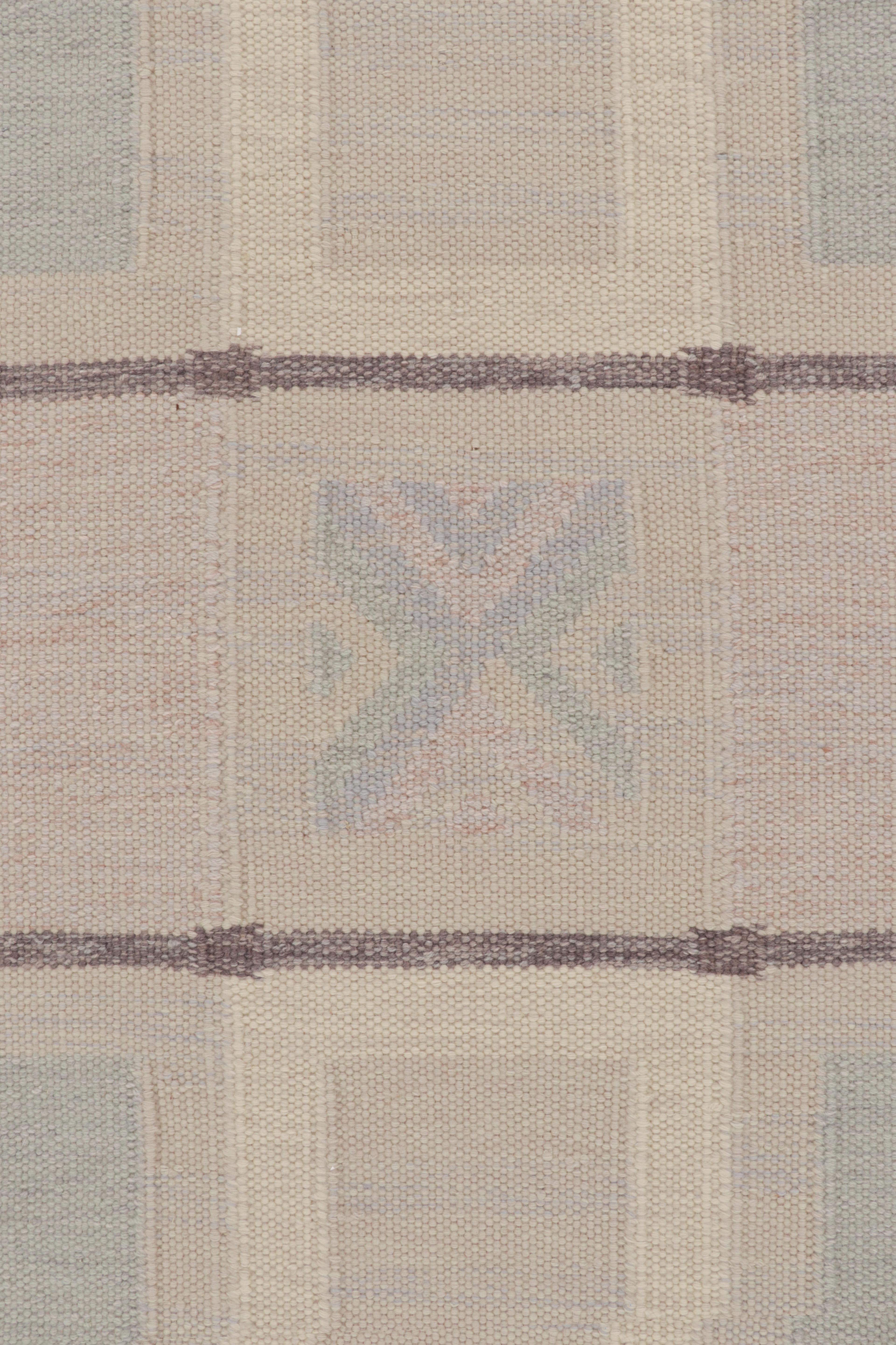 Rug & Kilim's Teppich im skandinavischen Stil in Weiß und Blau mit geometrischen Mustern (Moderne) im Angebot