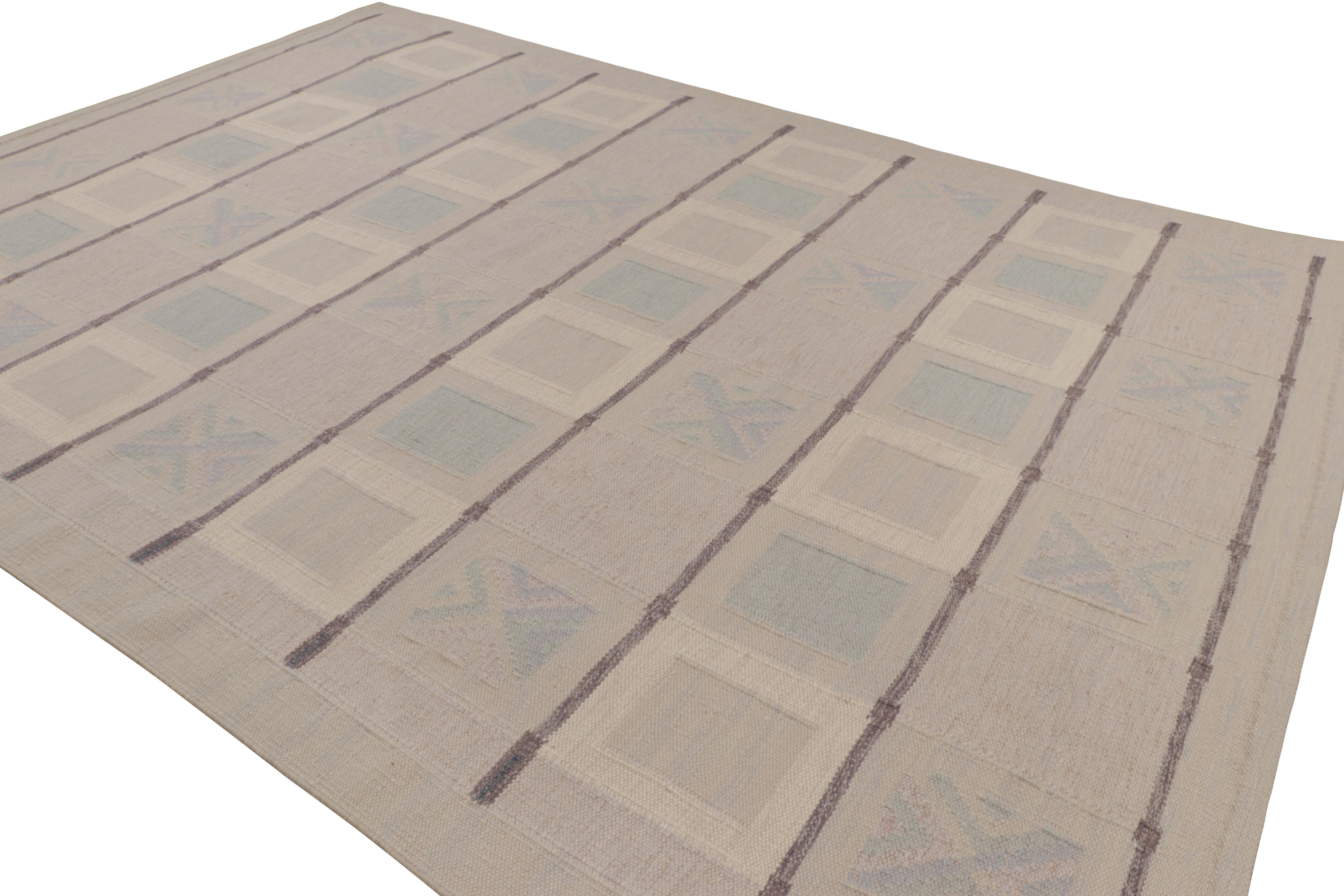 Rug & Kilim's Teppich im skandinavischen Stil in Weiß und Blau mit geometrischen Mustern (Handgewebt) im Angebot