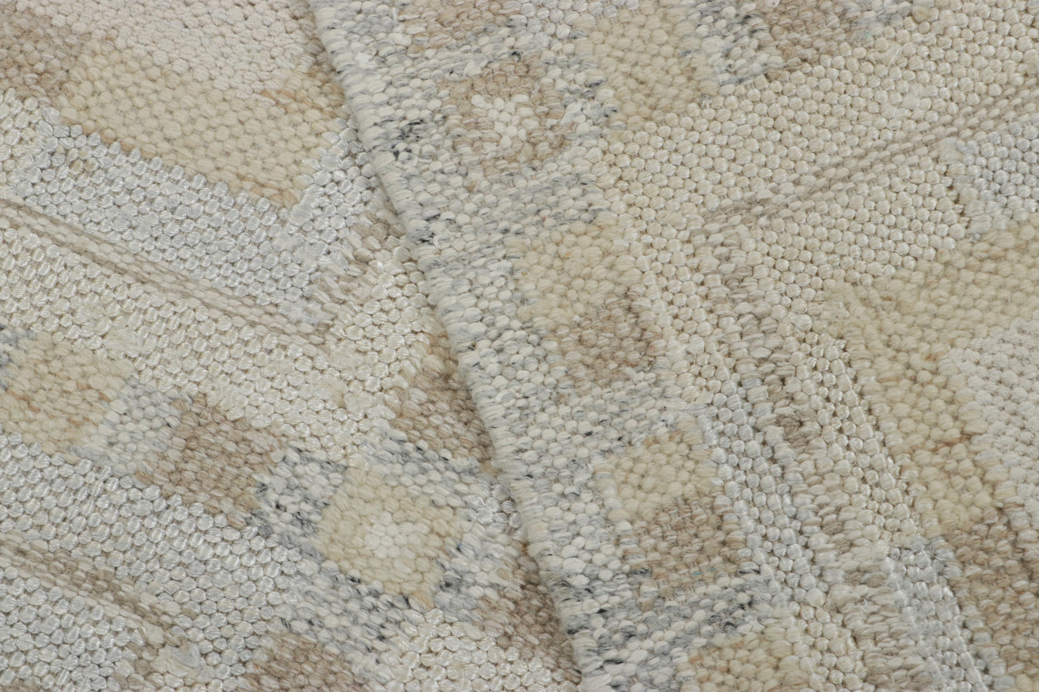 Rug & Kilim's Teppich im skandinavischen Stil in Weiß und Eisblau mit geometrischen Mustern (21. Jahrhundert und zeitgenössisch) im Angebot