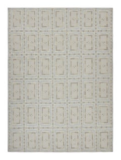 Rug & Kilim's Teppich im skandinavischen Stil in Weiß und Eisblau mit geometrischen Mustern