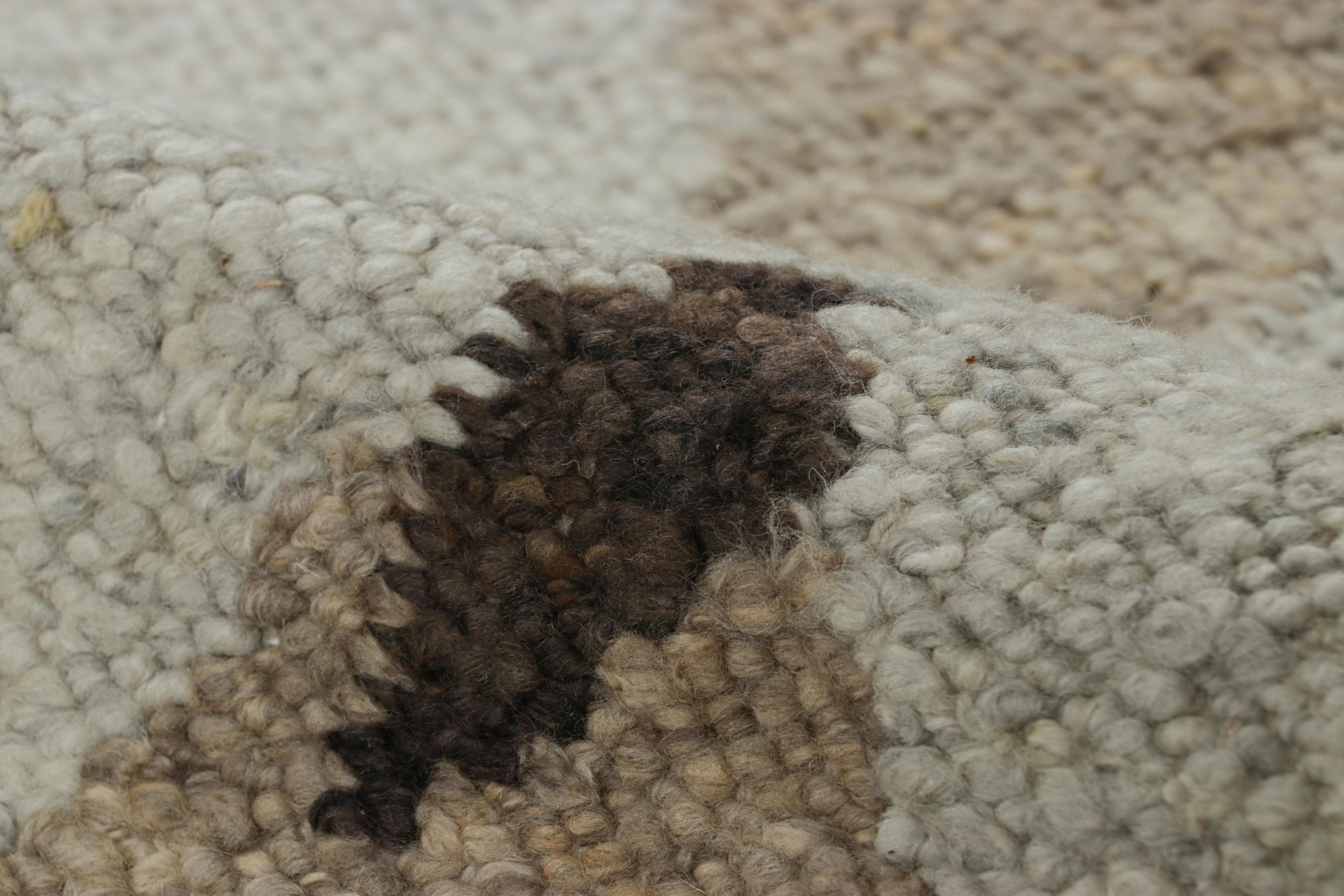 Rug & Kilim's Teppich im skandinavischen Stil in Weiß, Beige und Grau mit geometrischen Mustern (Wolle) im Angebot