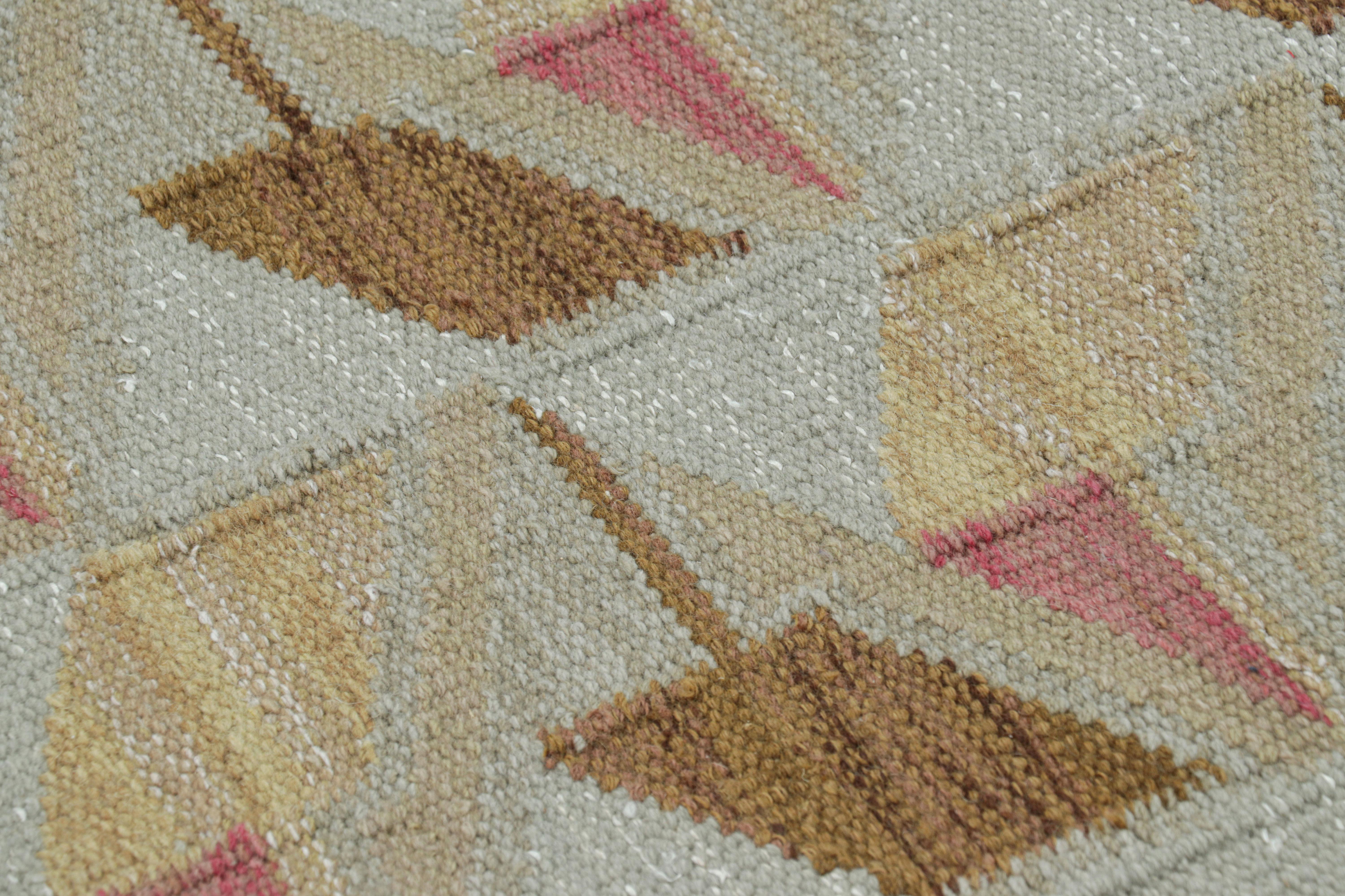 Rug & Kilim's Teppich im skandinavischen Stil mit geometrischem Muster in Weiß, Beige und Rosa (Moderne) im Angebot