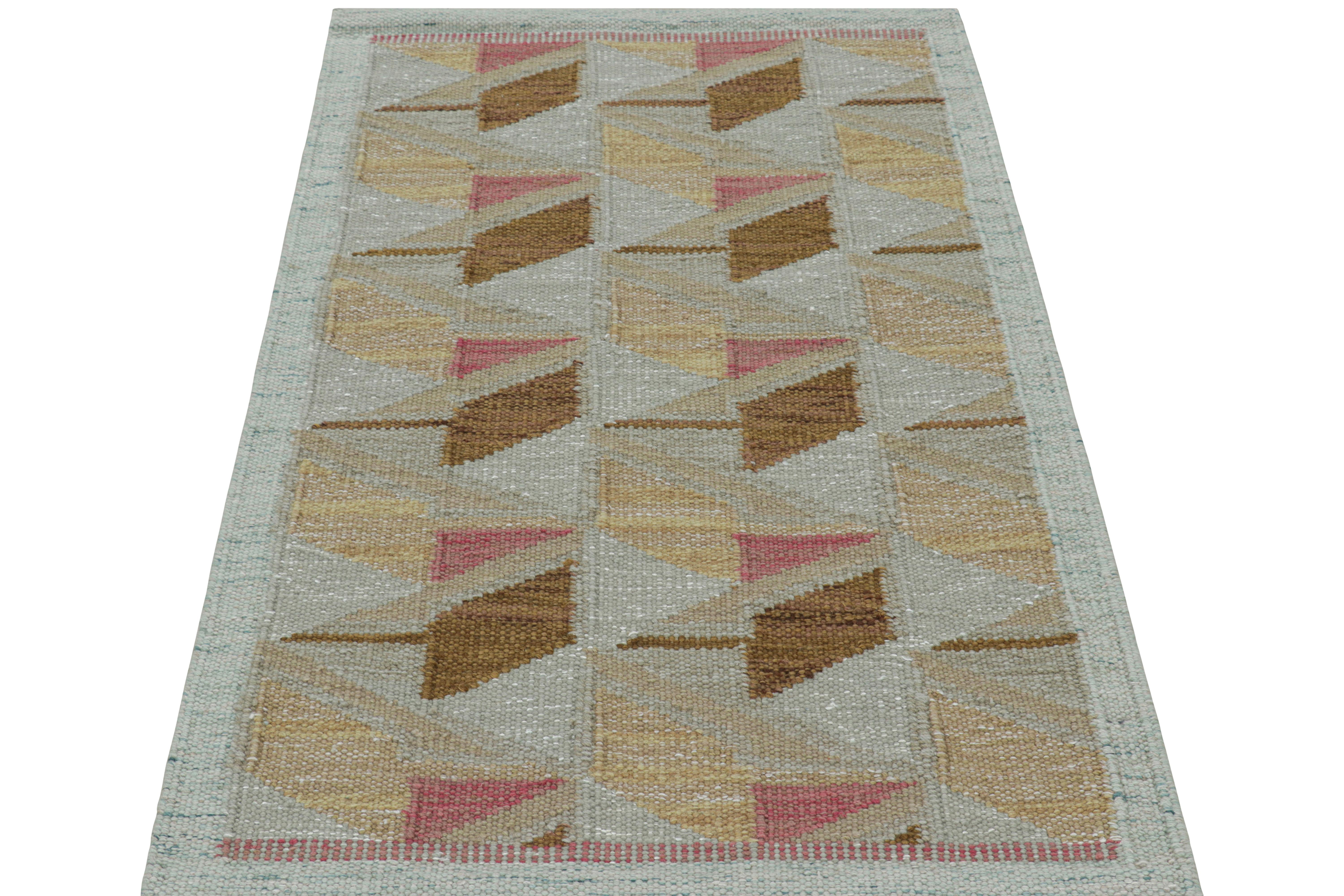 Rug & Kilim's Teppich im skandinavischen Stil mit geometrischem Muster in Weiß, Beige und Rosa (Indisch) im Angebot