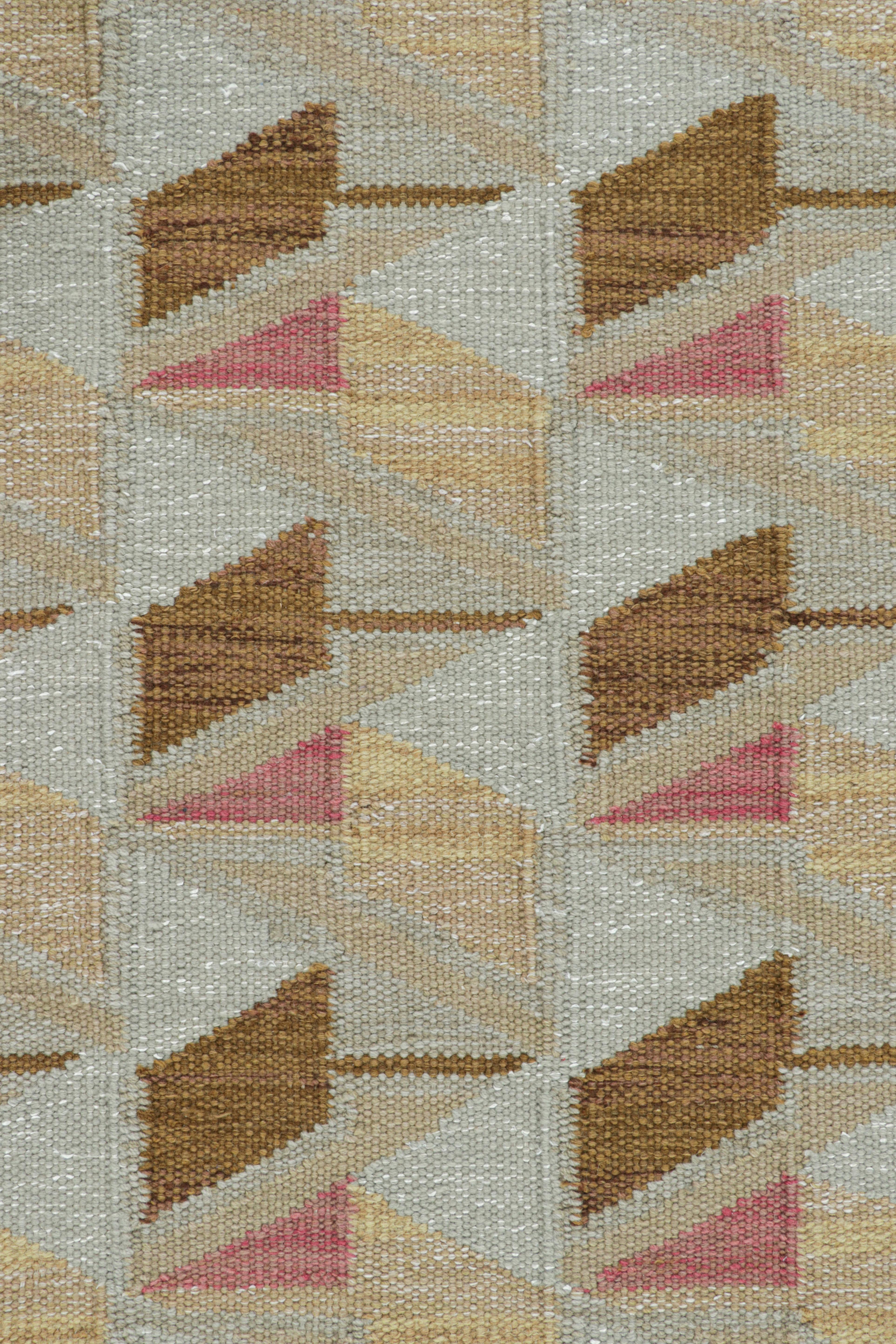 Rug & Kilim's Teppich im skandinavischen Stil mit geometrischem Muster in Weiß, Beige und Rosa im Zustand „Neu“ im Angebot in Long Island City, NY