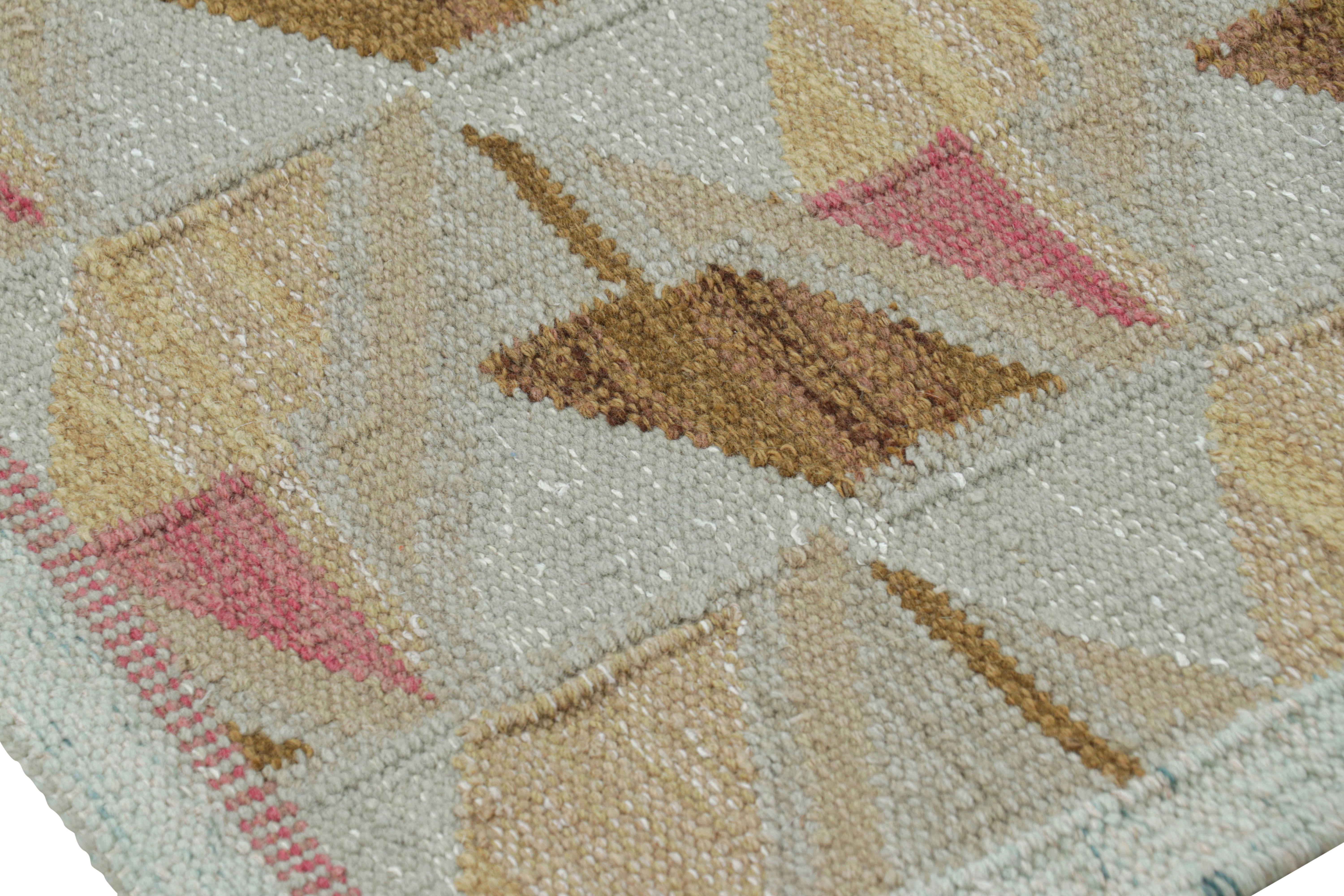 Rug & Kilim's Teppich im skandinavischen Stil mit geometrischem Muster in Weiß, Beige und Rosa (21. Jahrhundert und zeitgenössisch) im Angebot
