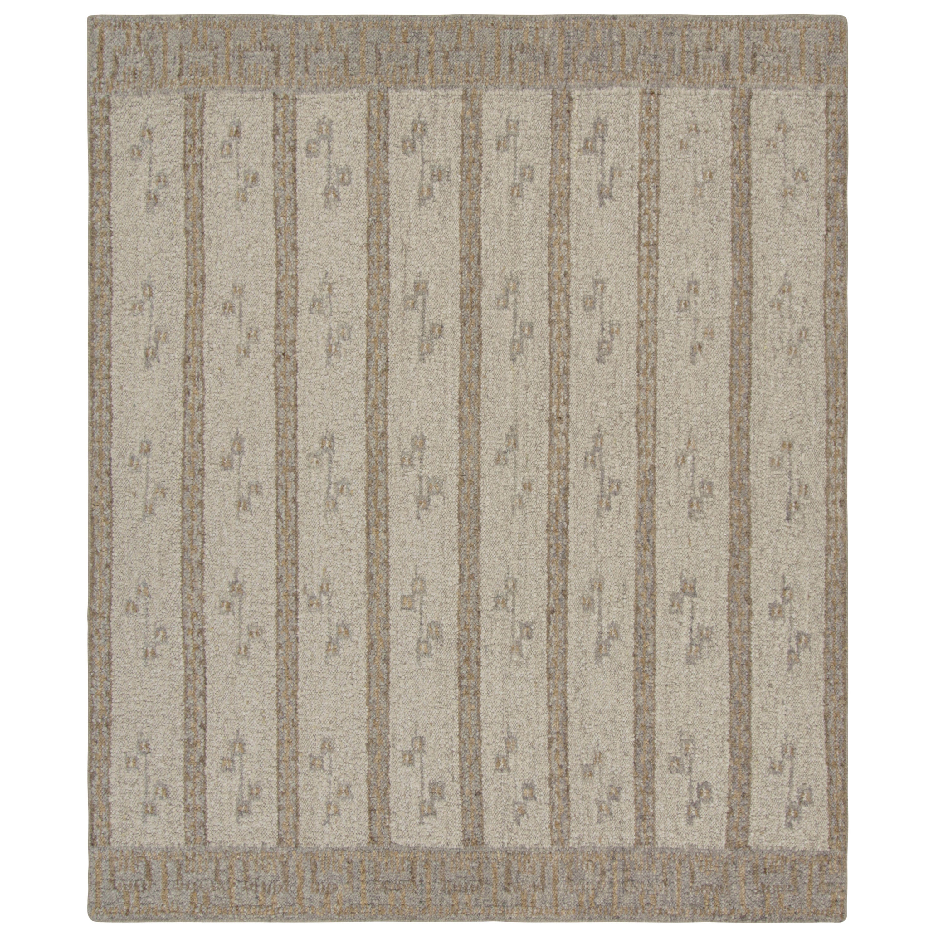 Rug & Kilim è un tappeto in stile scandinavo a strisce e geometrie bianche e beige-marroni.