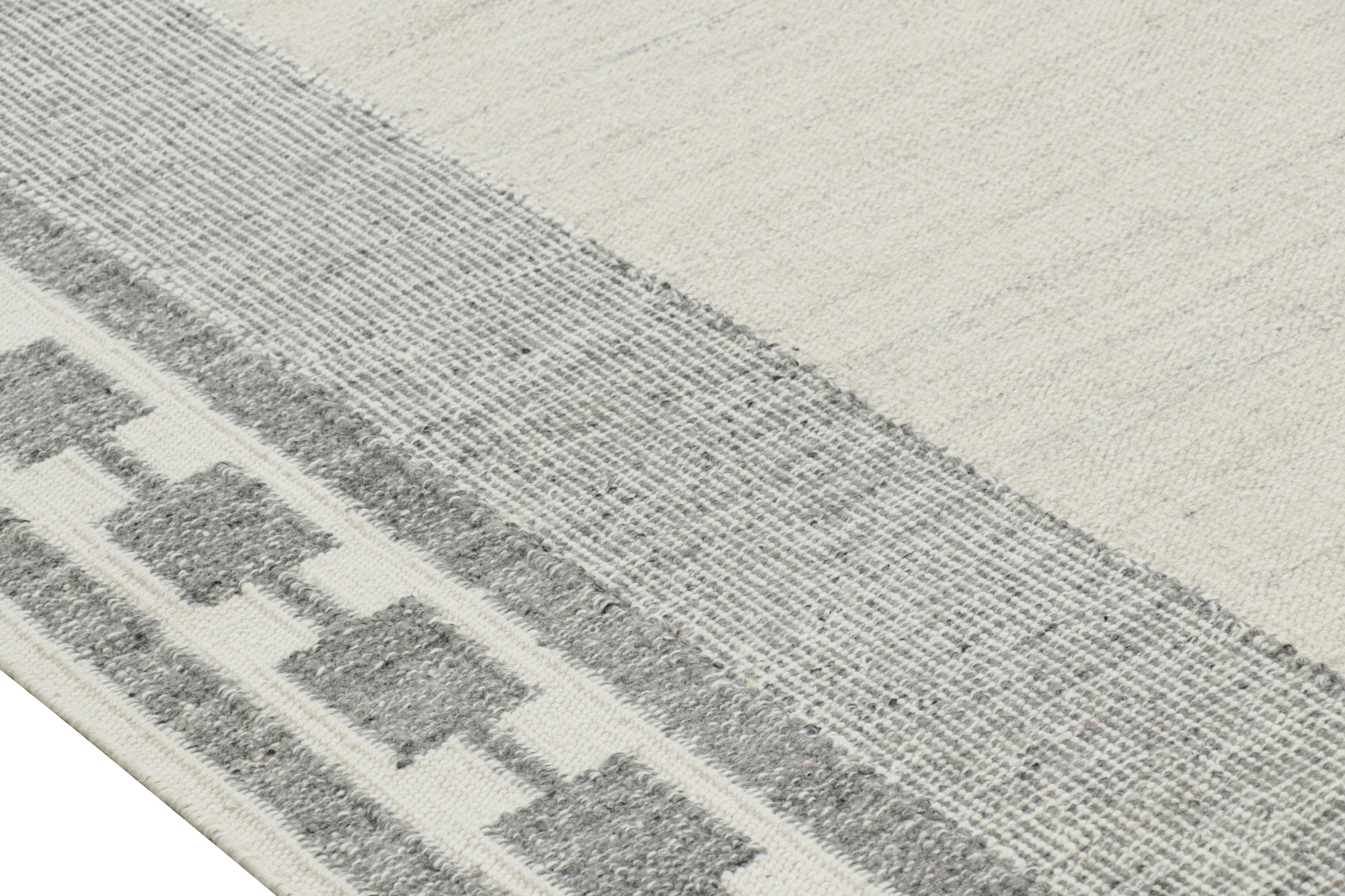 Rug & Kilim's skandinavischer Teppich in weißem, offenem Feld, graue, geometrische Bordüren (Moderne) im Angebot
