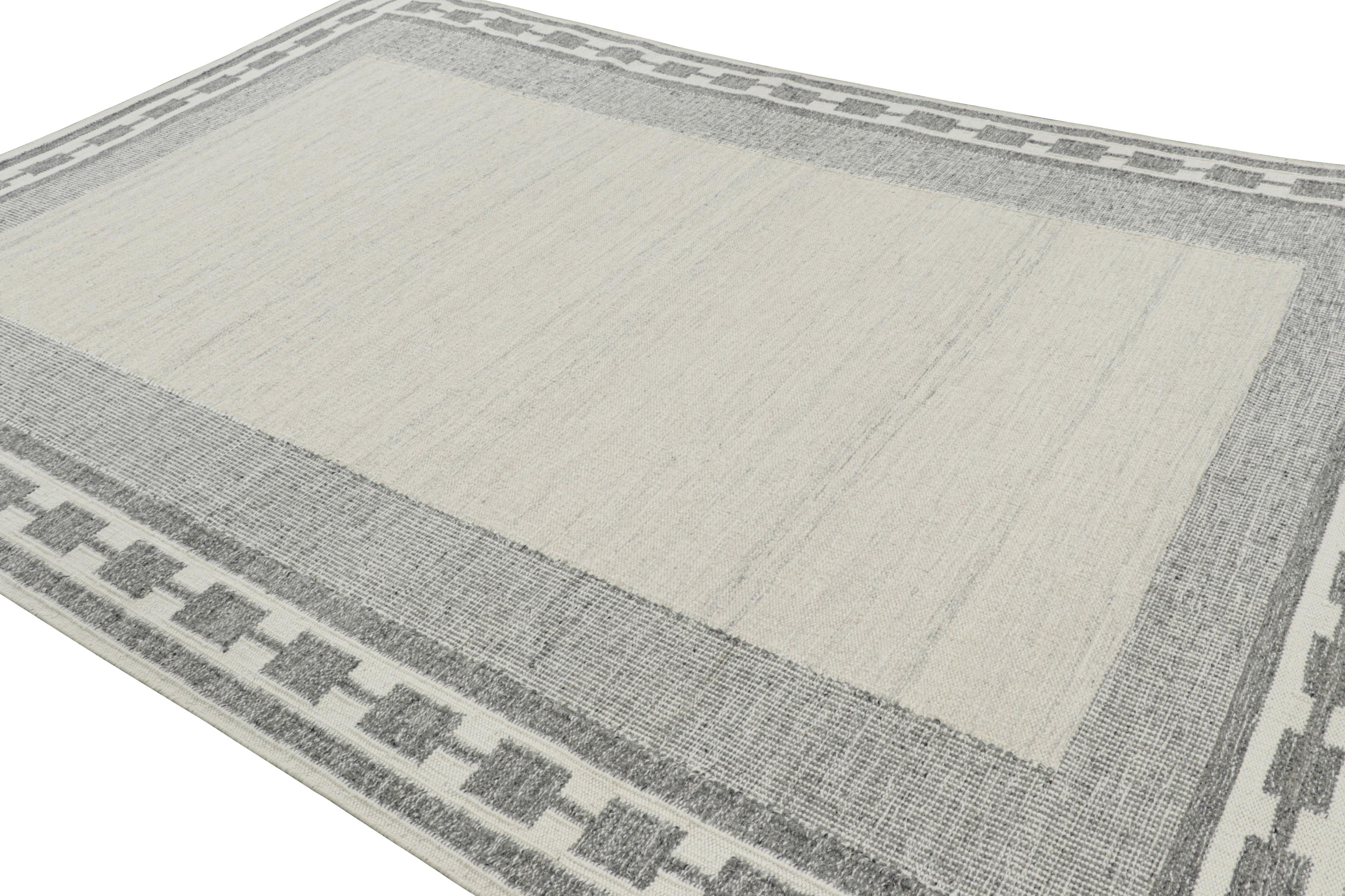 Rug & Kilim's skandinavischer Teppich in weißem, offenem Feld, graue, geometrische Bordüren (Indisch) im Angebot