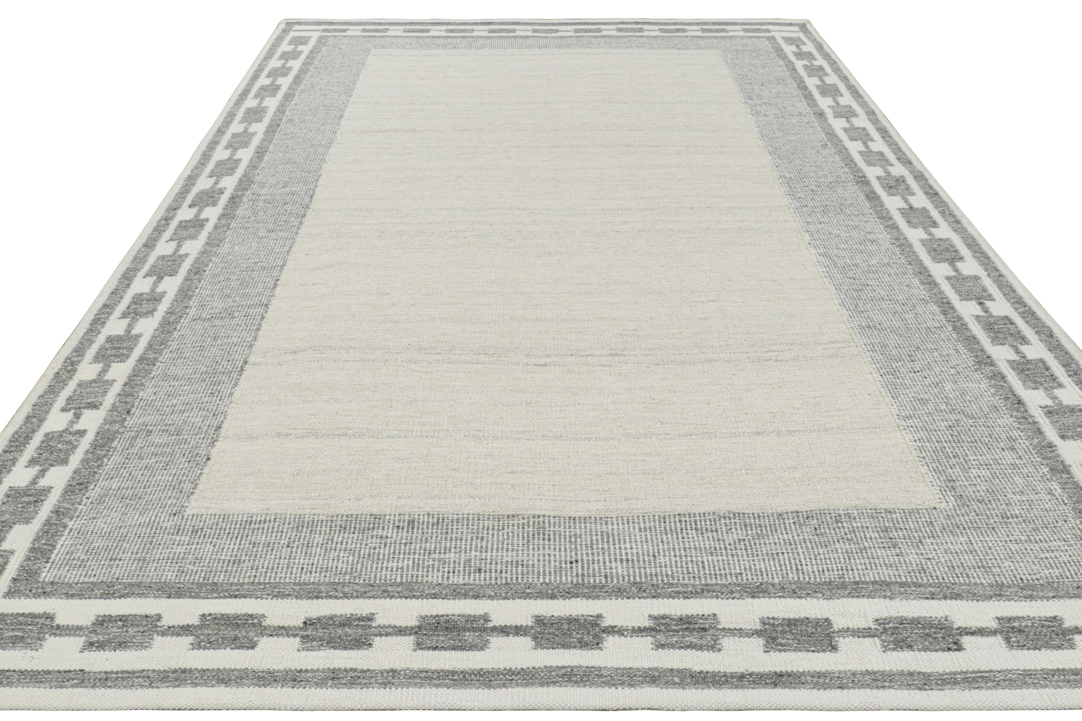Rug & Kilim's skandinavischer Teppich in weißem, offenem Feld, graue, geometrische Bordüren (Handgewebt) im Angebot