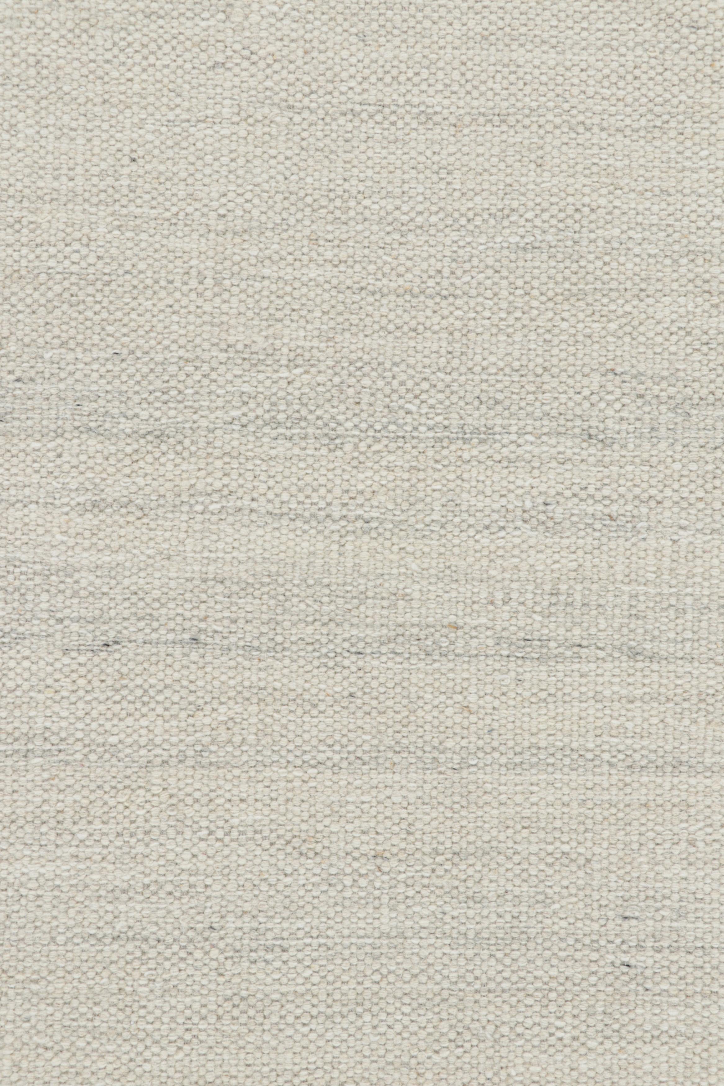 Rug & Kilim's skandinavischer Teppich in weißem, offenem Feld, graue, geometrische Bordüren im Zustand „Neu“ im Angebot in Long Island City, NY