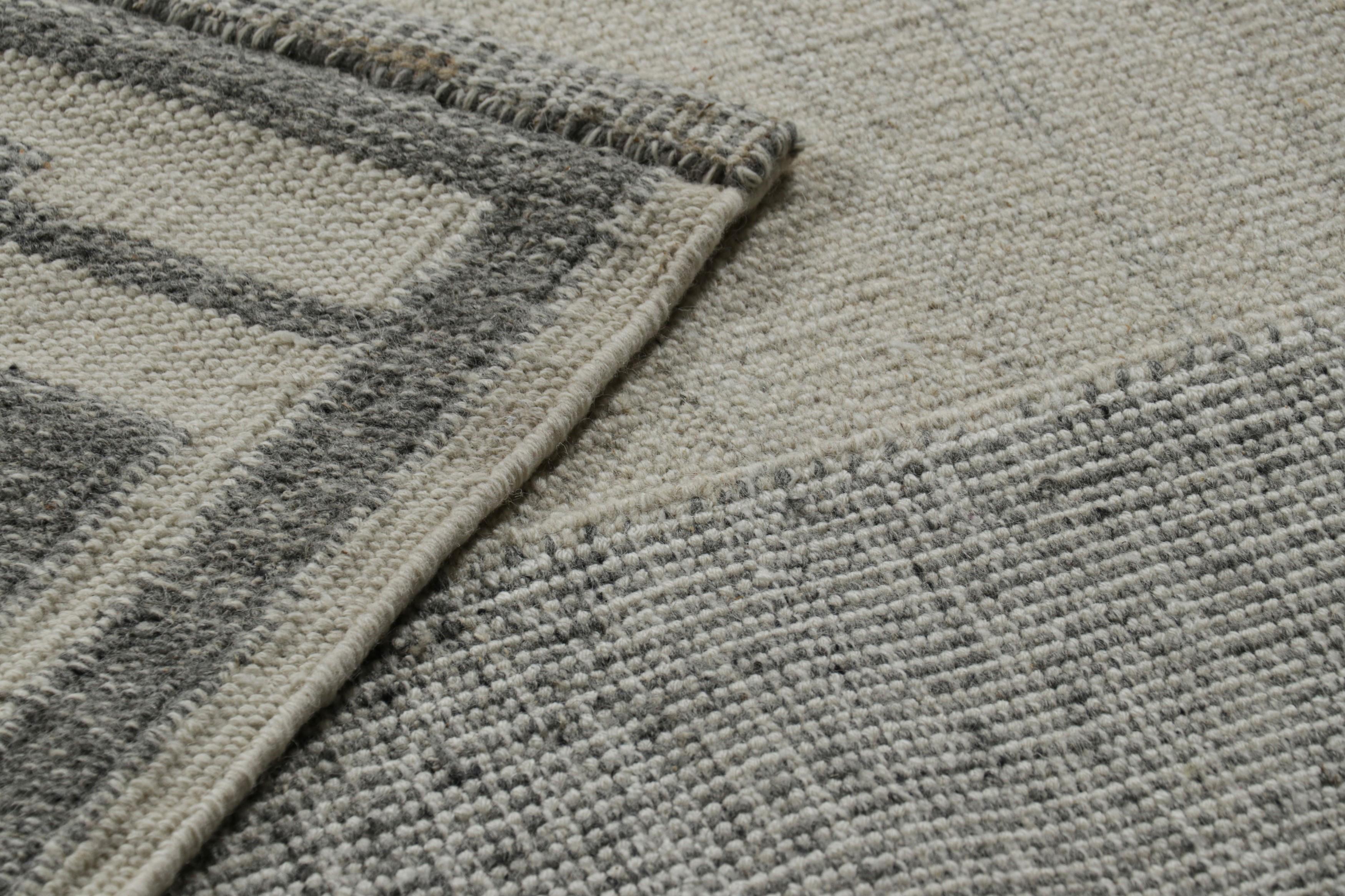 Rug & Kilim's skandinavischer Teppich in weißem, offenem Feld, graue, geometrische Bordüren (21. Jahrhundert und zeitgenössisch) im Angebot
