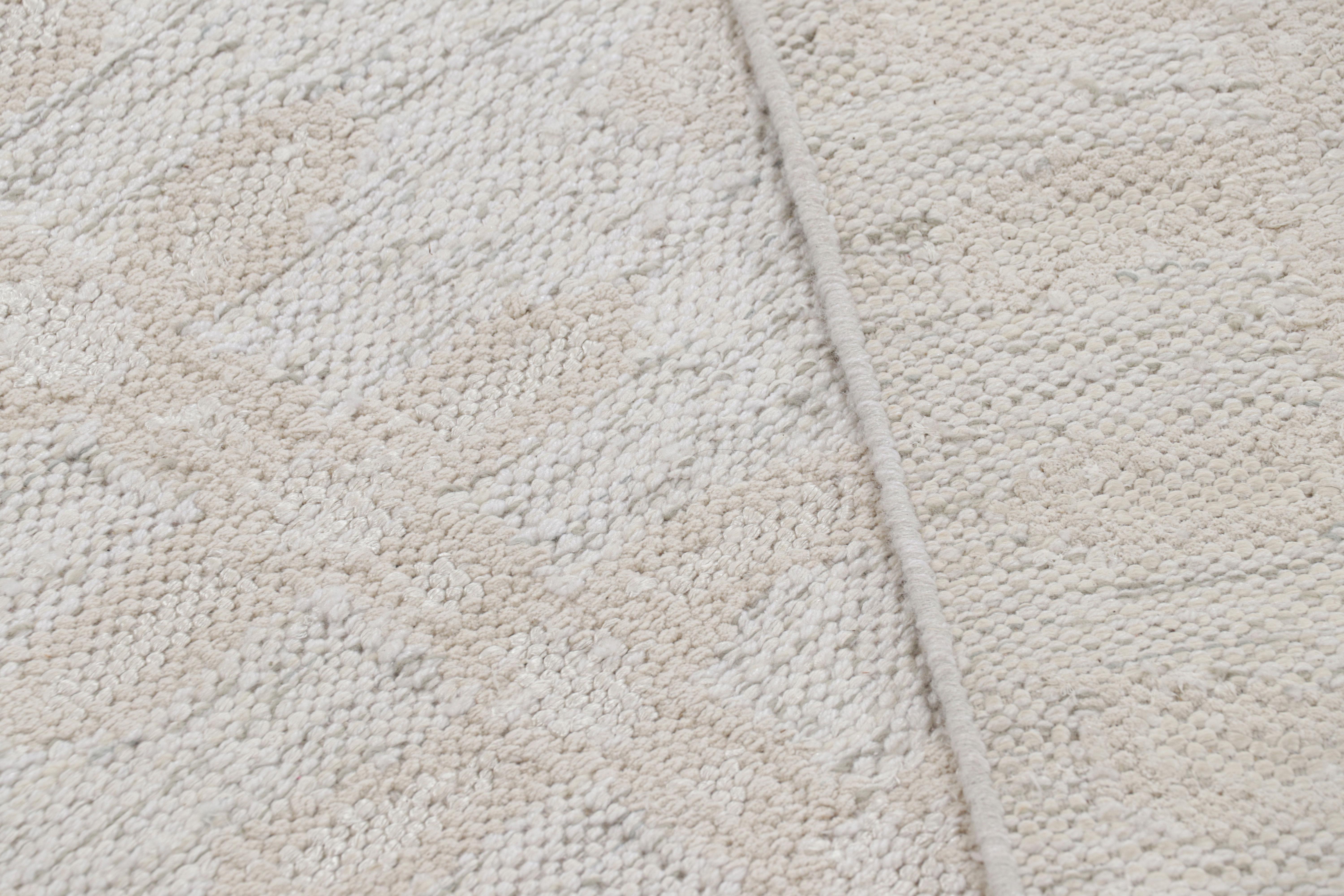 Rug & Kilim's Teppich im skandinavischen Stil in Weiß mit Blumenmustern (21. Jahrhundert und zeitgenössisch) im Angebot