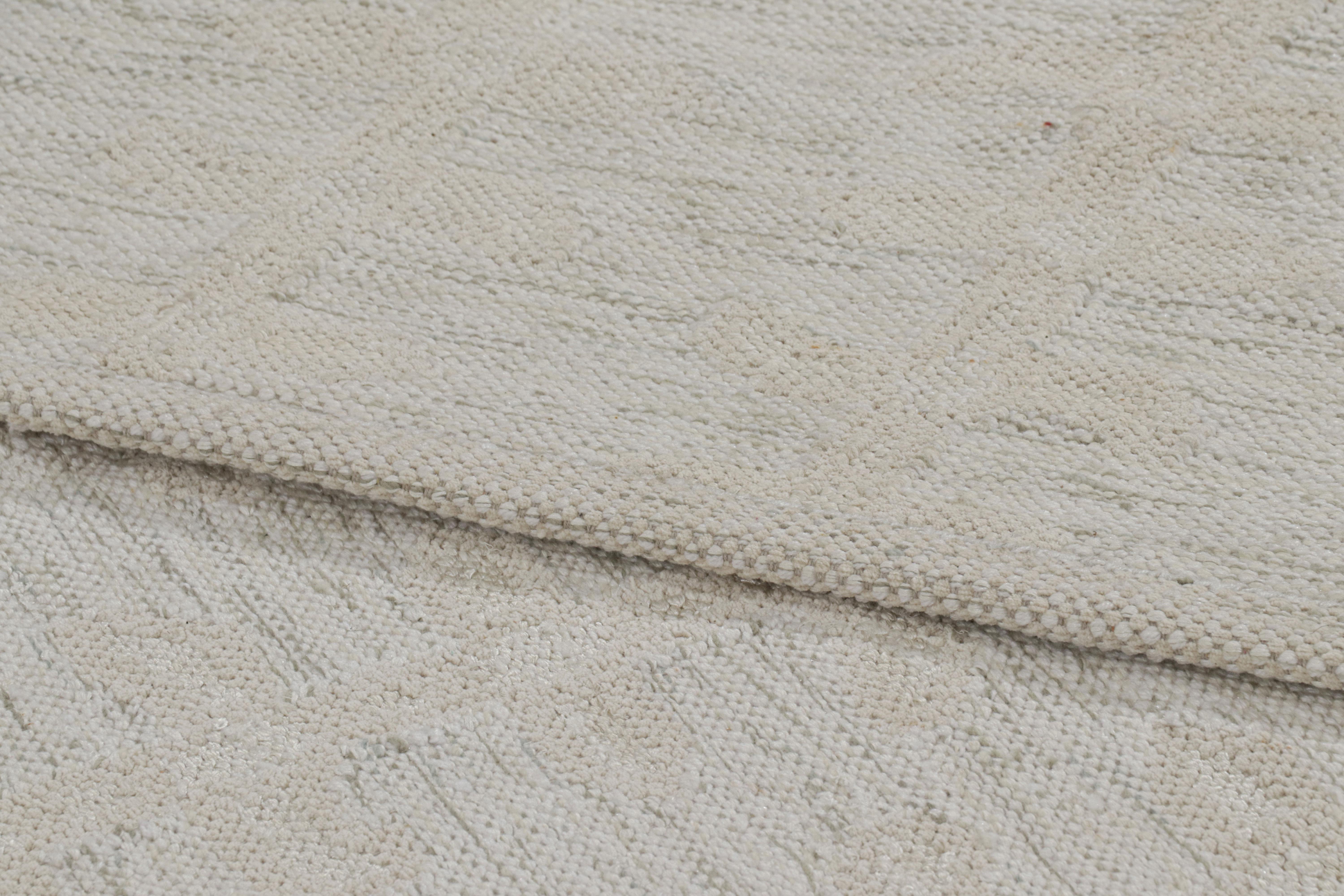 Rug & Kilim's Teppich im skandinavischen Stil in Weiß mit Blumenmustern (21. Jahrhundert und zeitgenössisch) im Angebot