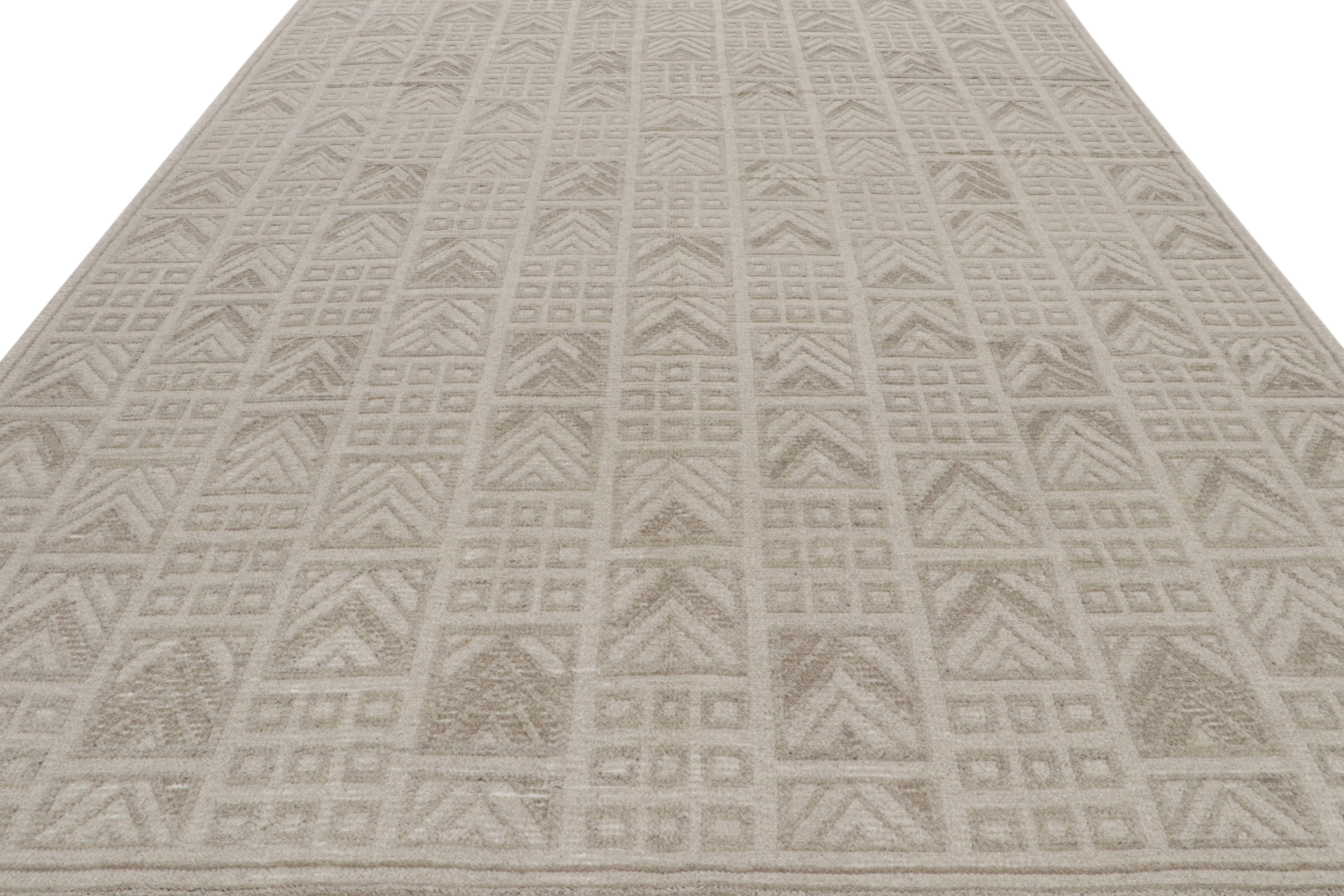 Rug & Kilim's Teppich im skandinavischen Stil mit beigefarbenen und grauen geometrischen Mustern (Moderne) im Angebot