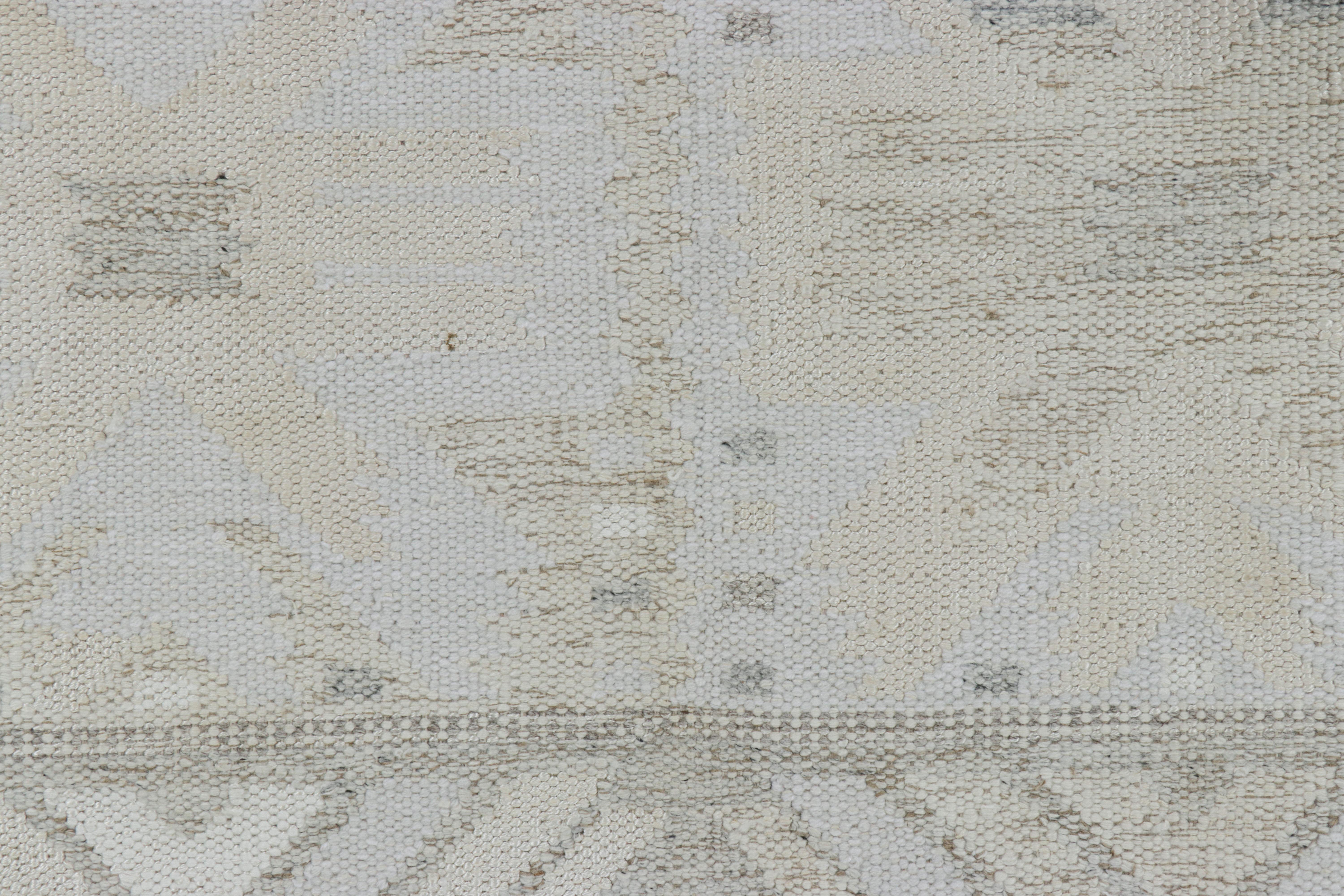 Rug & Kilim's Teppich im skandinavischen Stil mit beigefarbenen und grauen geometrischen Mustern (Skandinavische Moderne) im Angebot