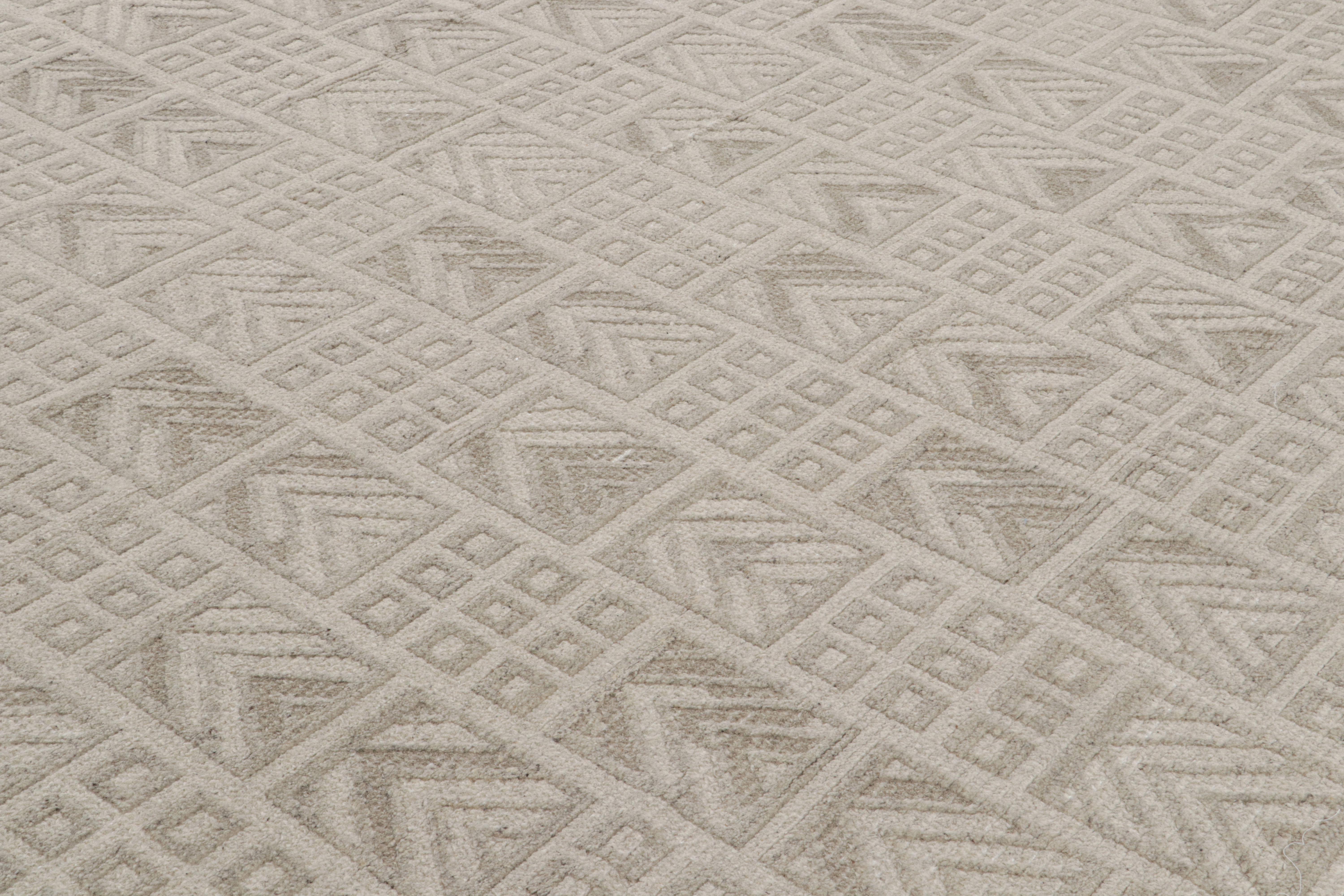 Rug & Kilim's Teppich im skandinavischen Stil mit beigefarbenen und grauen geometrischen Mustern (Indisch) im Angebot