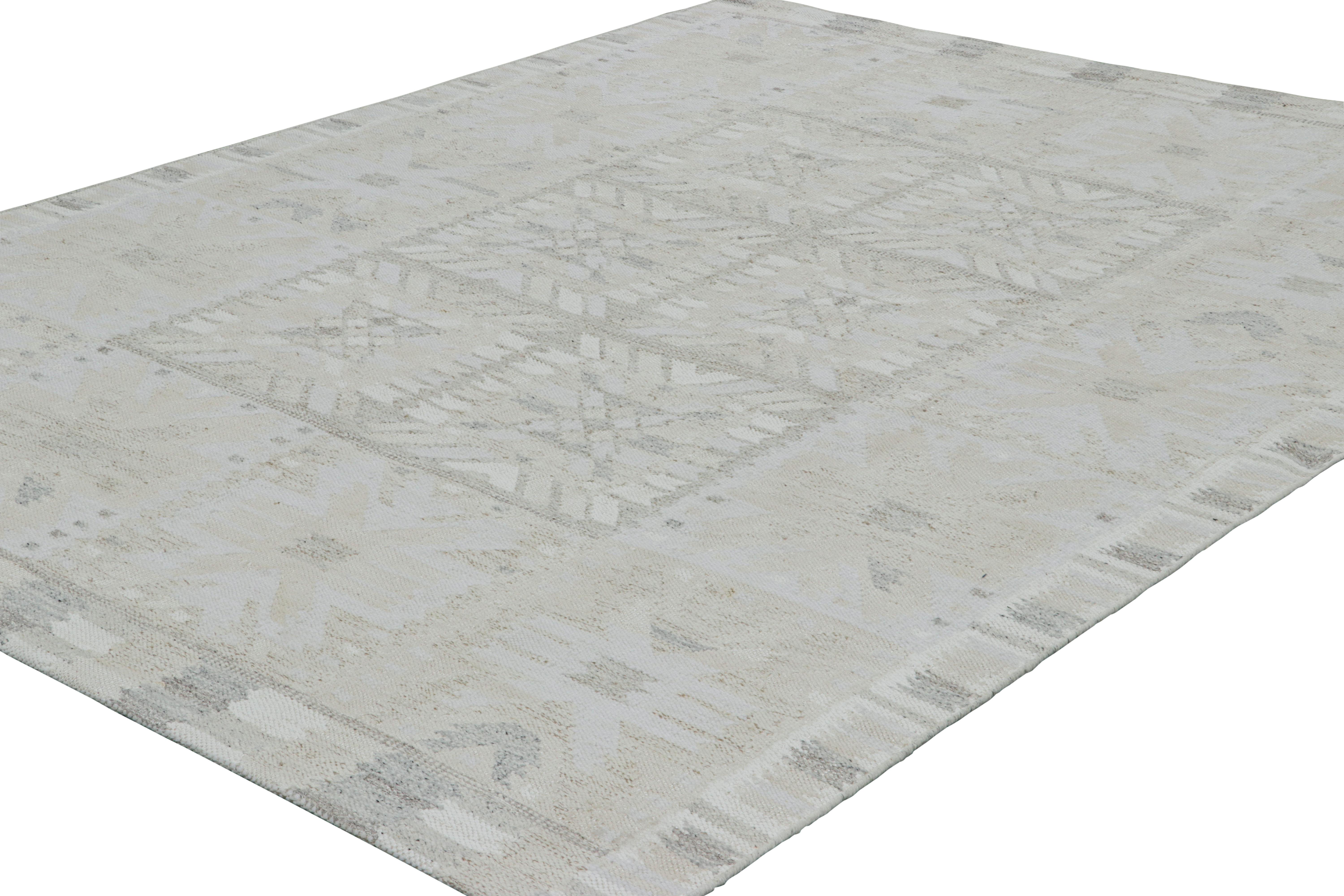 Rug & Kilim's Teppich im skandinavischen Stil mit beigefarbenen und grauen geometrischen Mustern (Indisch) im Angebot
