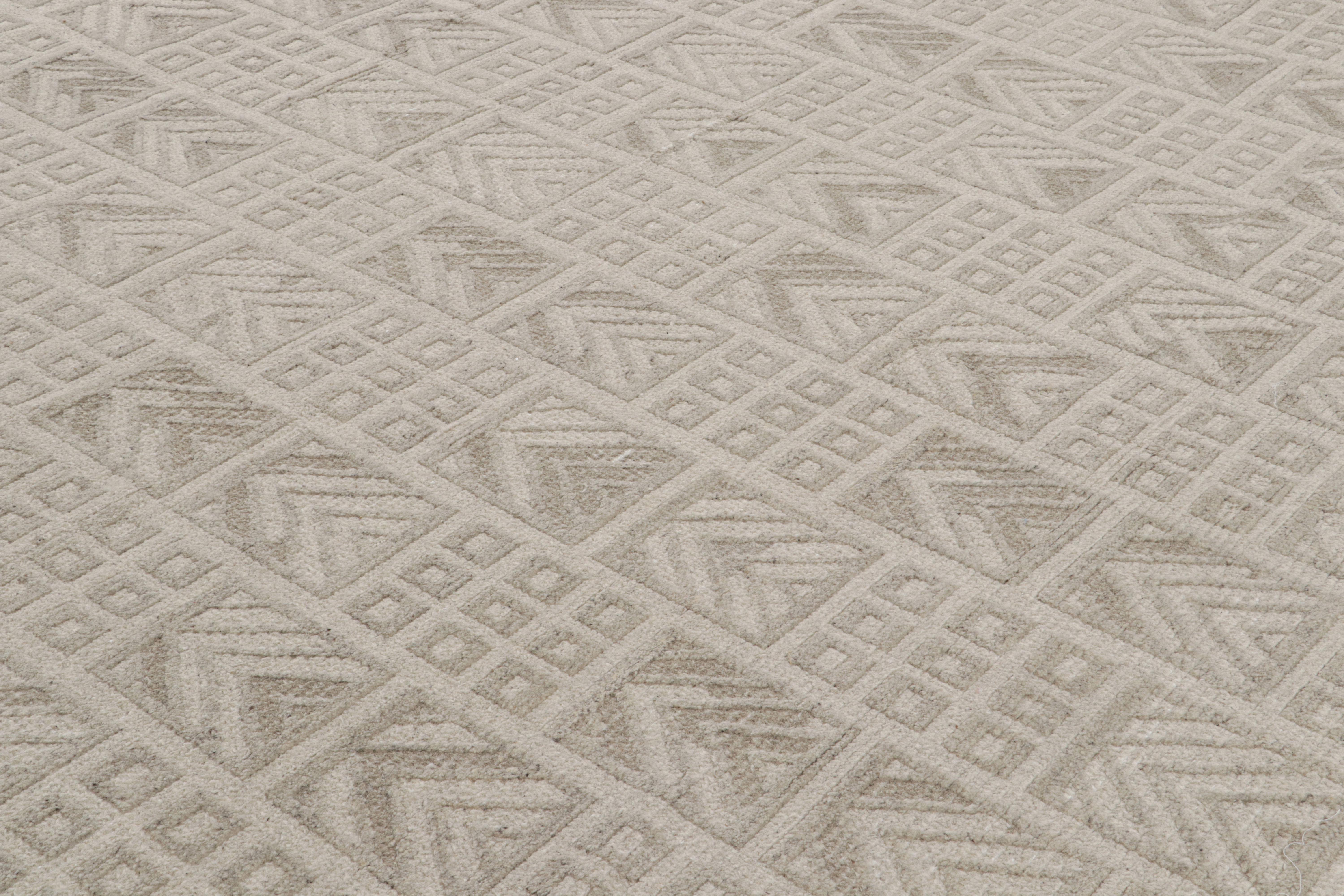 Rug & Kilim's Teppich im skandinavischen Stil mit beigefarbenen und grauen geometrischen Mustern (Indisch) im Angebot