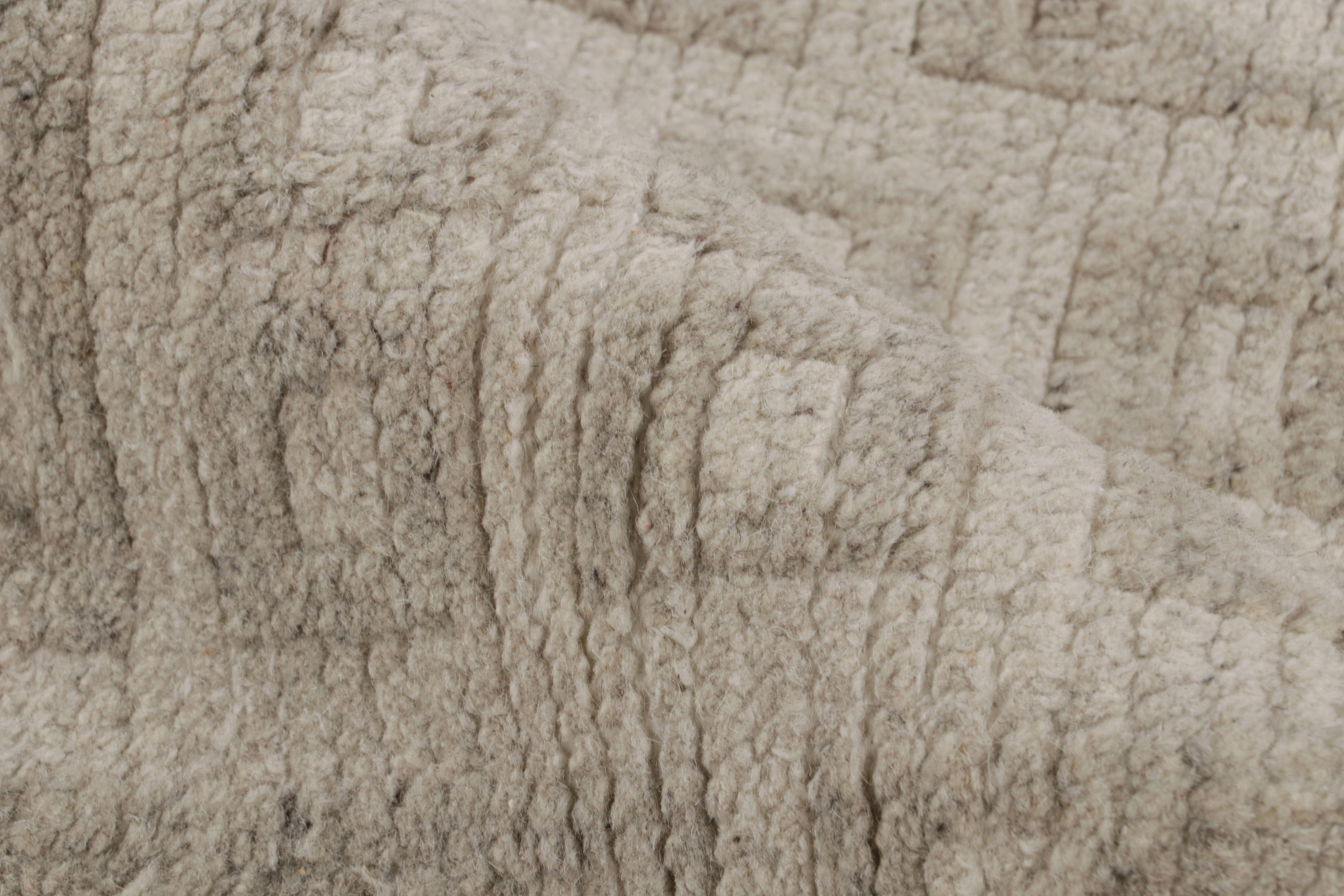 Rug & Kilim's Teppich im skandinavischen Stil mit beigefarbenen und grauen geometrischen Mustern (Handgeknüpft) im Angebot