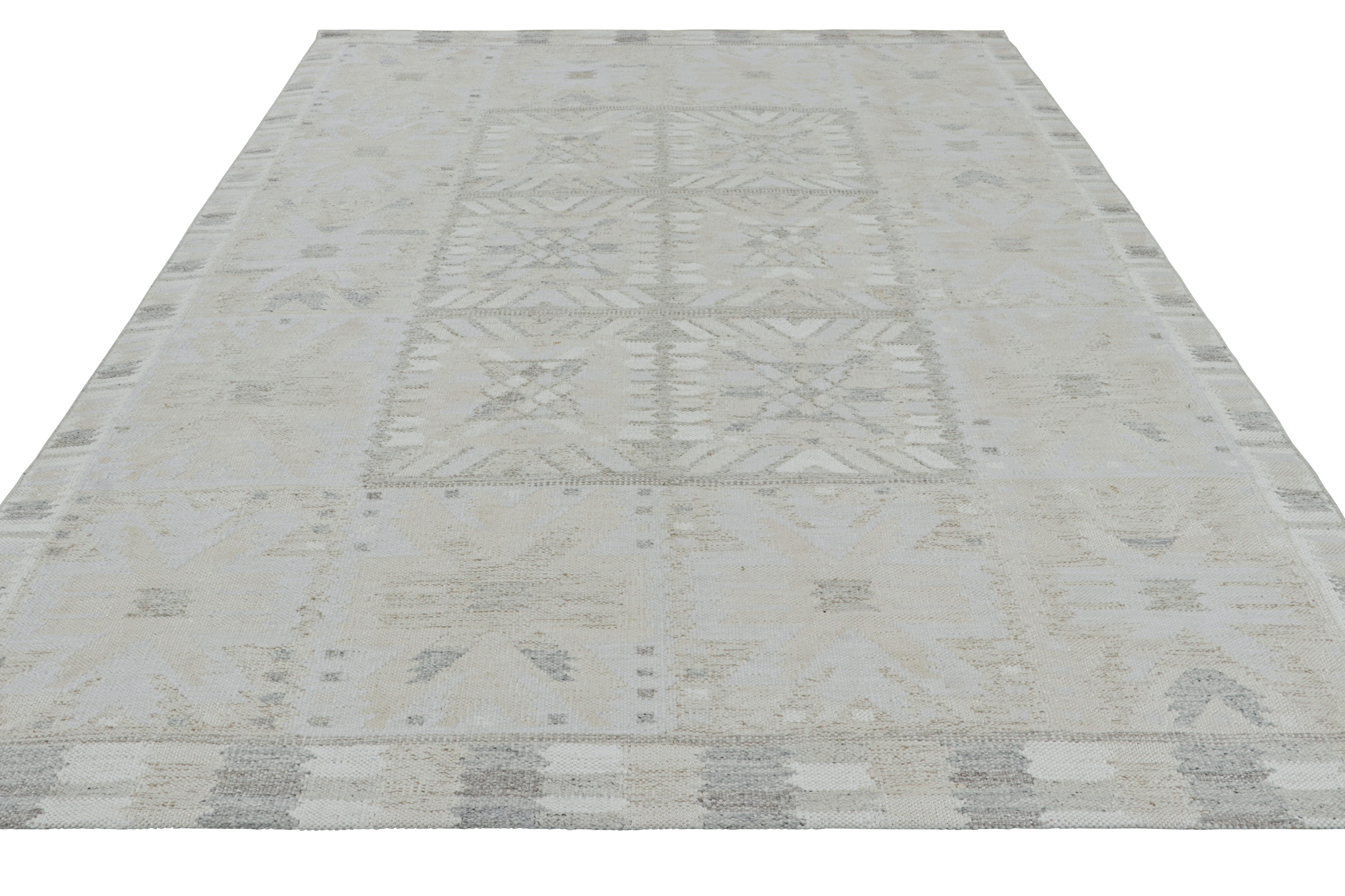Rug & Kilim's Teppich im skandinavischen Stil mit beigefarbenen und grauen geometrischen Mustern (Handgewebt) im Angebot